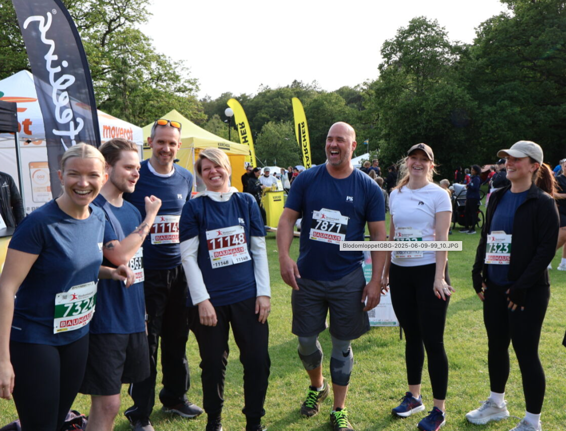 Foto: medarbetare vid PS Auctions monter på Blodomloppet