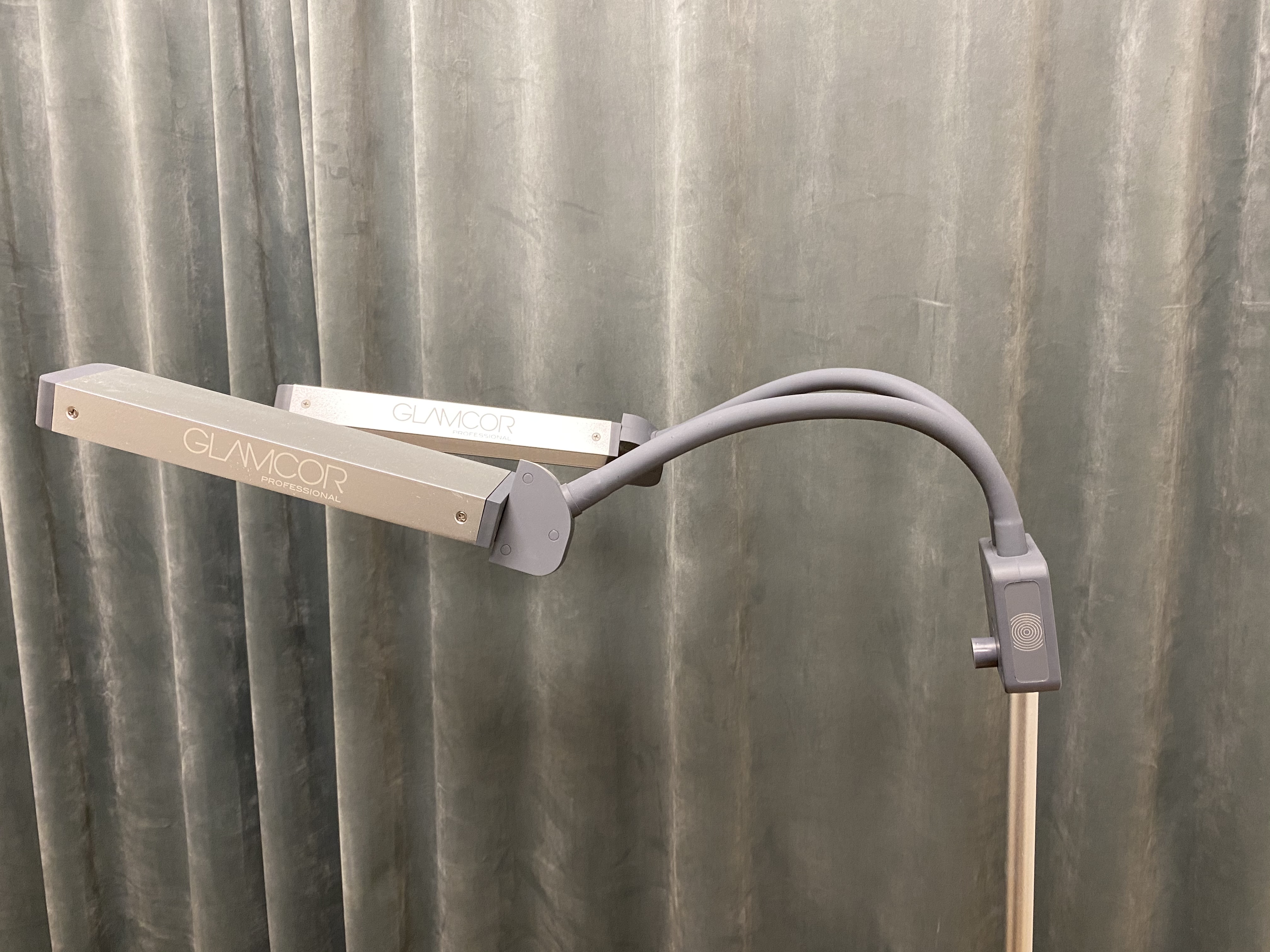 Portable LED lamp - GLAMCOR, Classic Elite 2 - PS Auction - We
