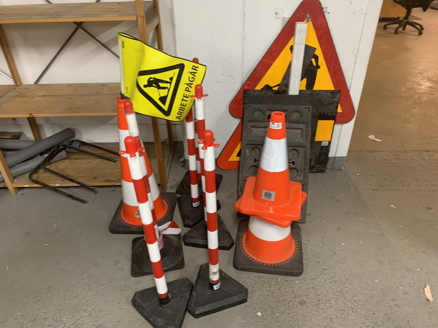 Traffic cones, barrier posts, warning signs - PS Auction - We value the ...
