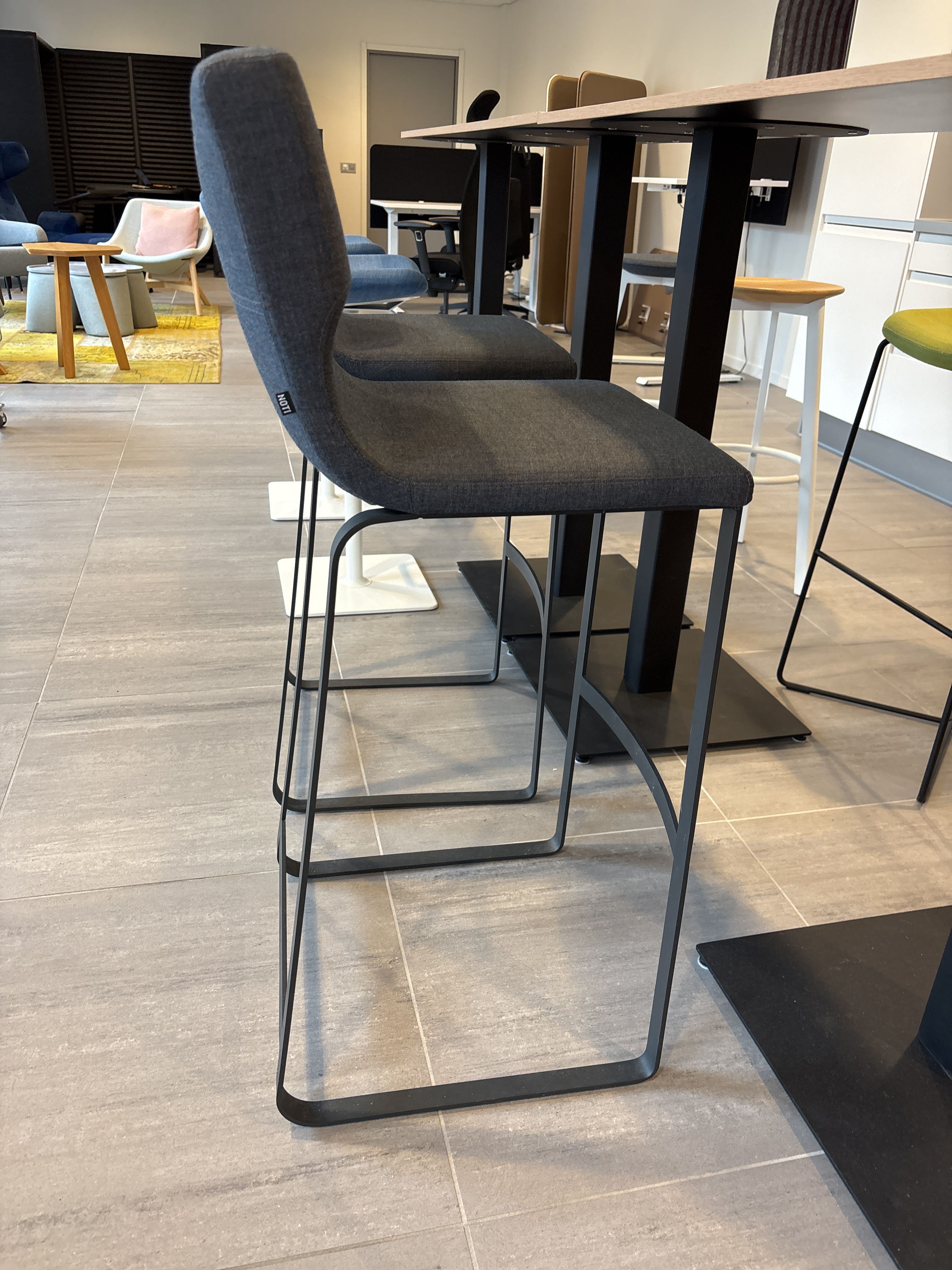 Noti Table Bar table with 4 stools, Noti - PS Auction - We value the future ...