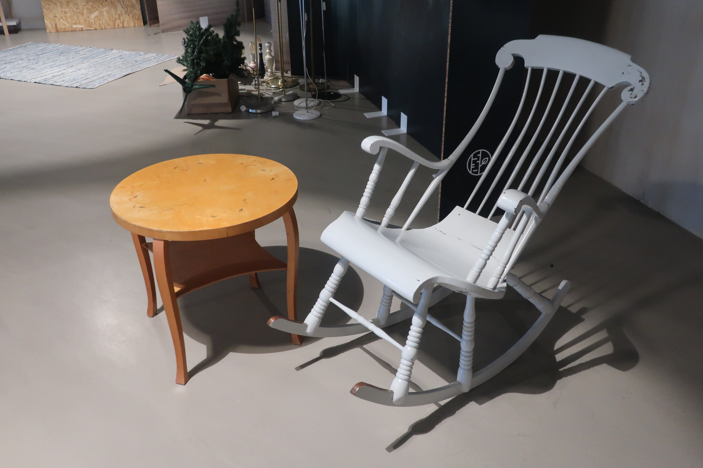 Rocking chair and coffee table - PS Auction - We value the future ...