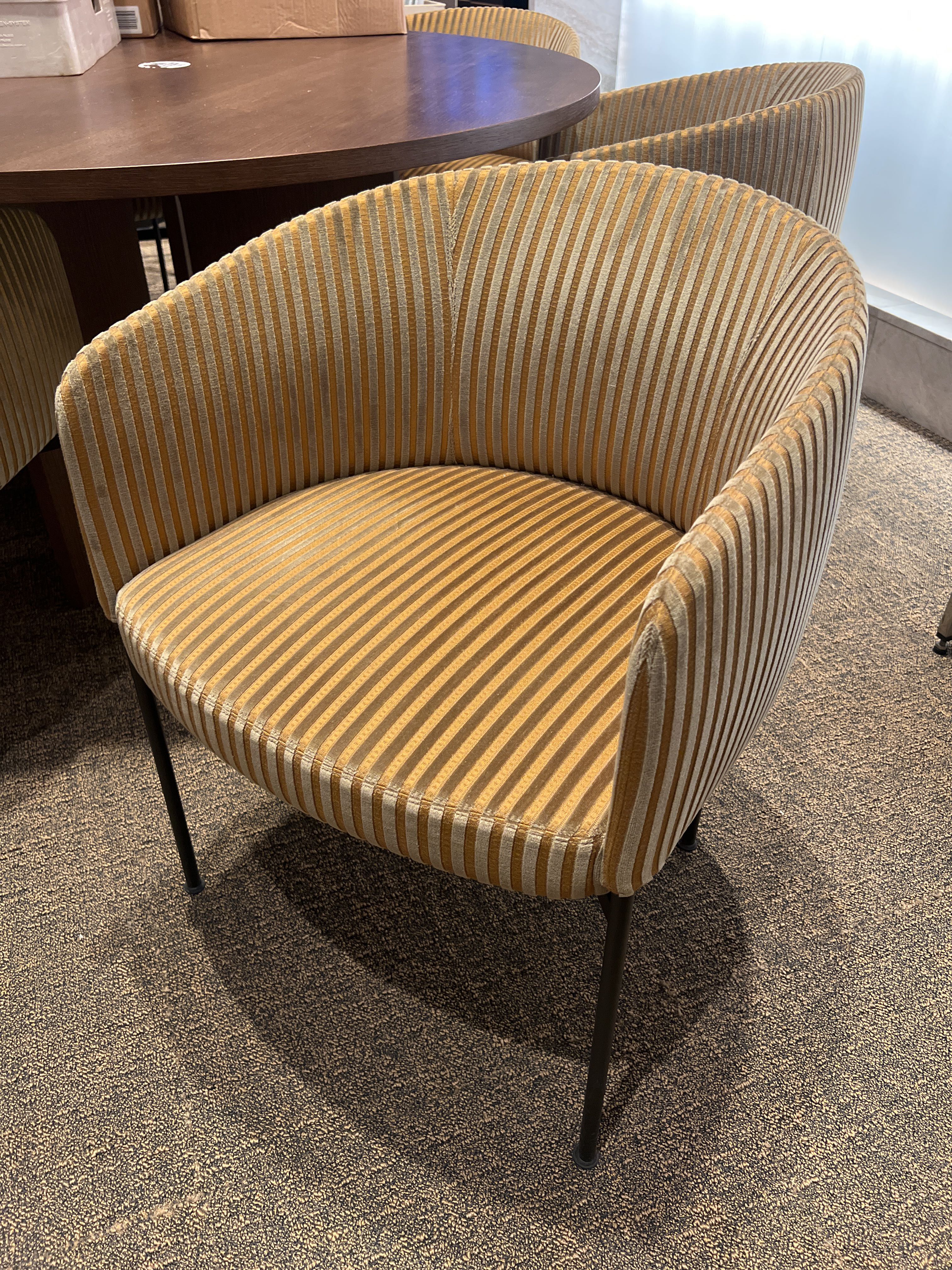 Table with 6 chairs - Adea - PS Auction - We value the future - Largest ...