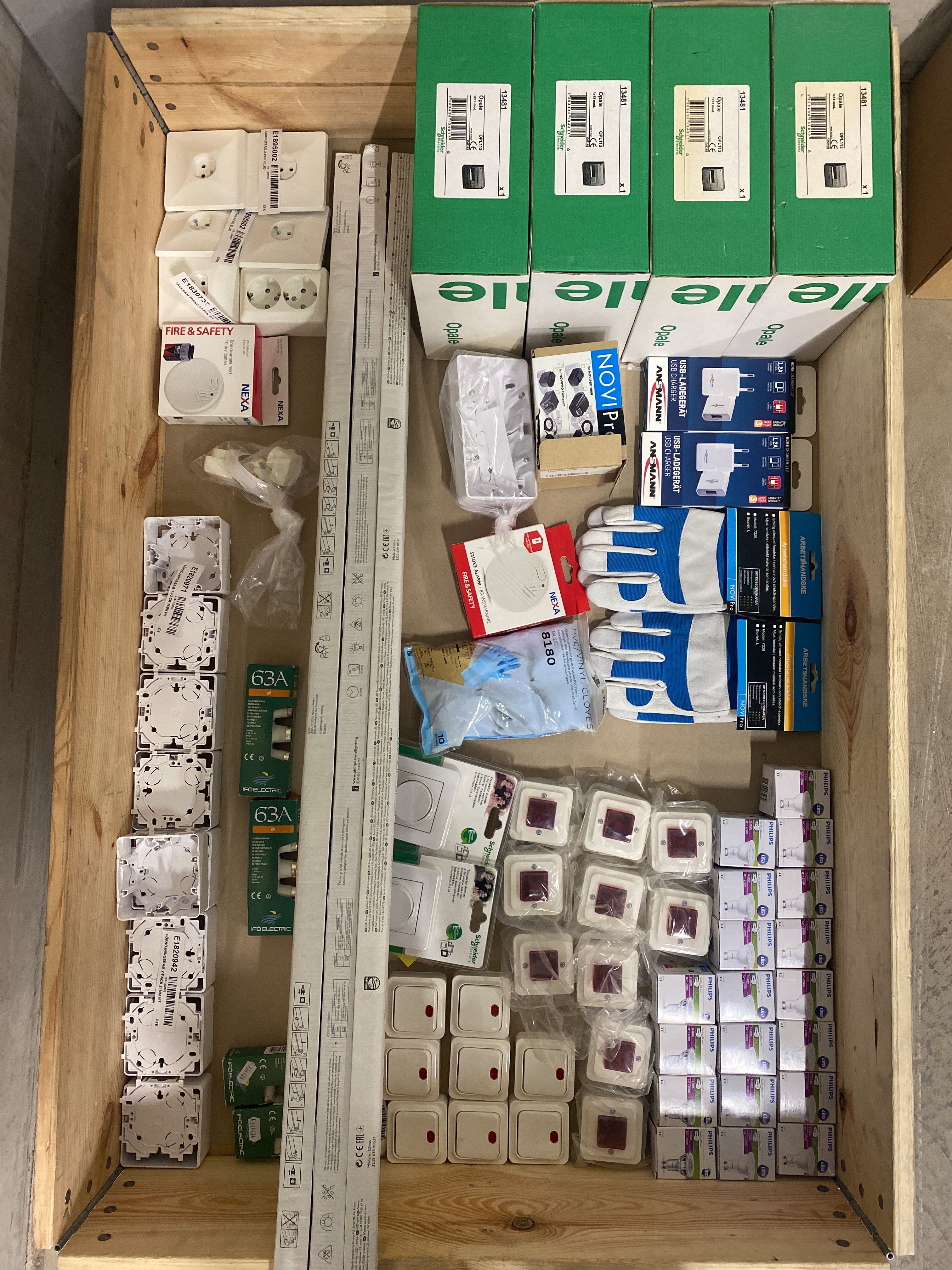 Assortment of various electronics - PS Auction - We value the future ...