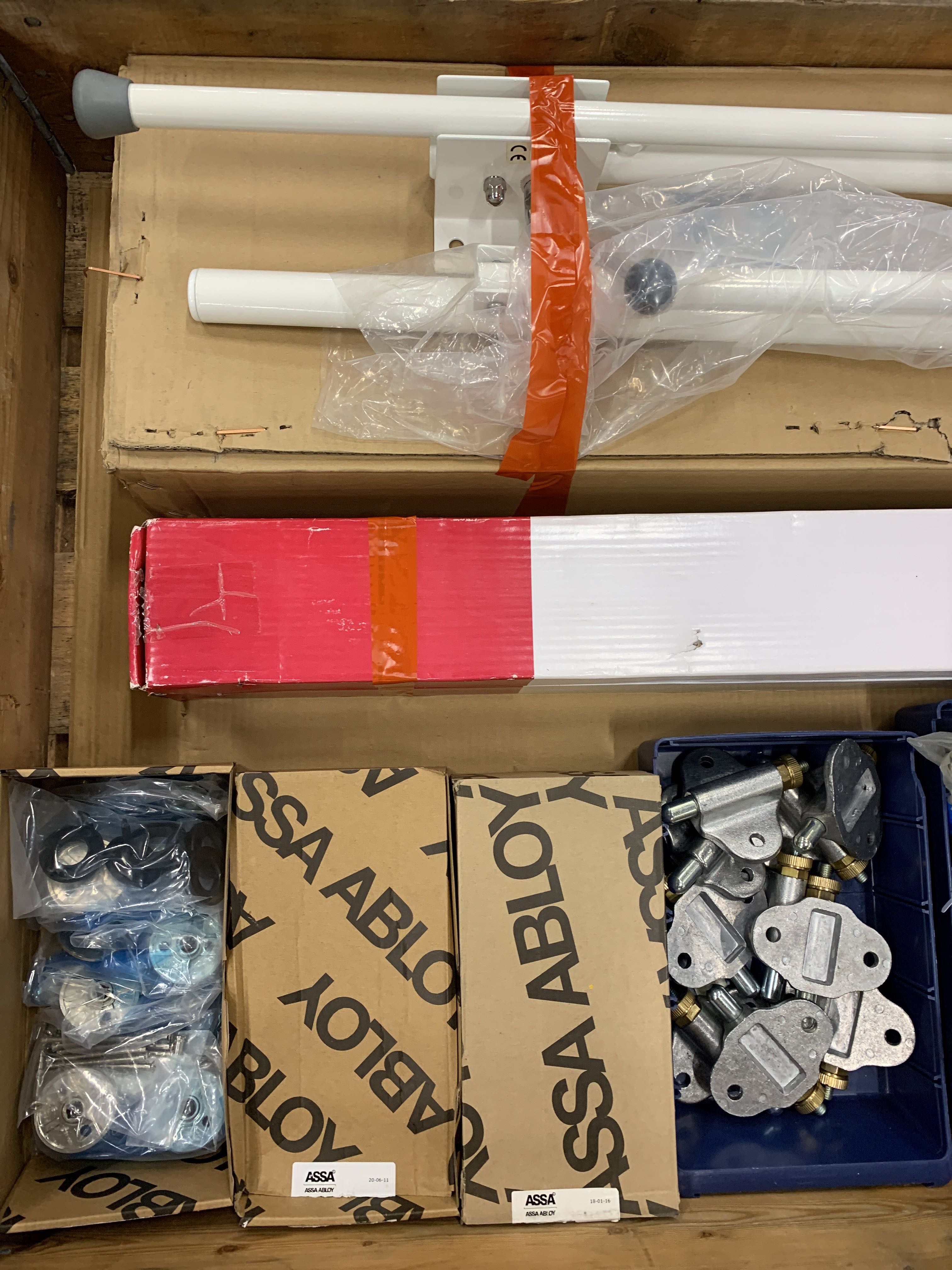 Assortment with locking accessories and garage door holder PS Auction