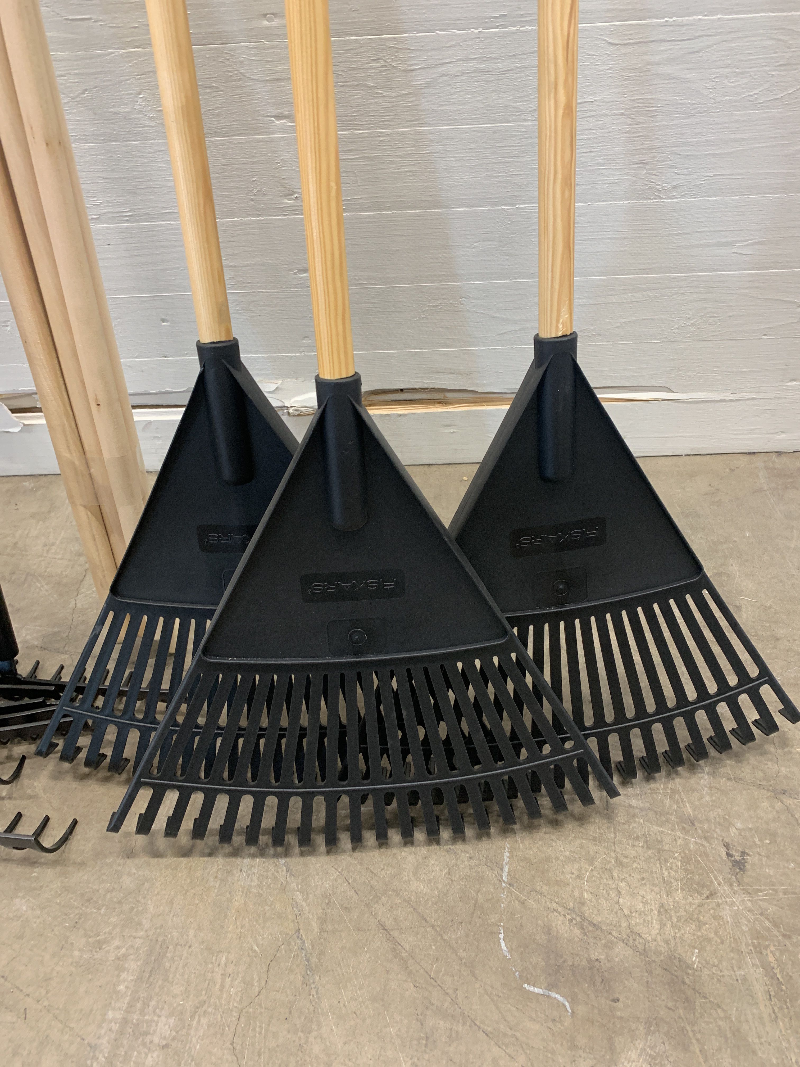 Assortment of various rakes PS Auction We value the future