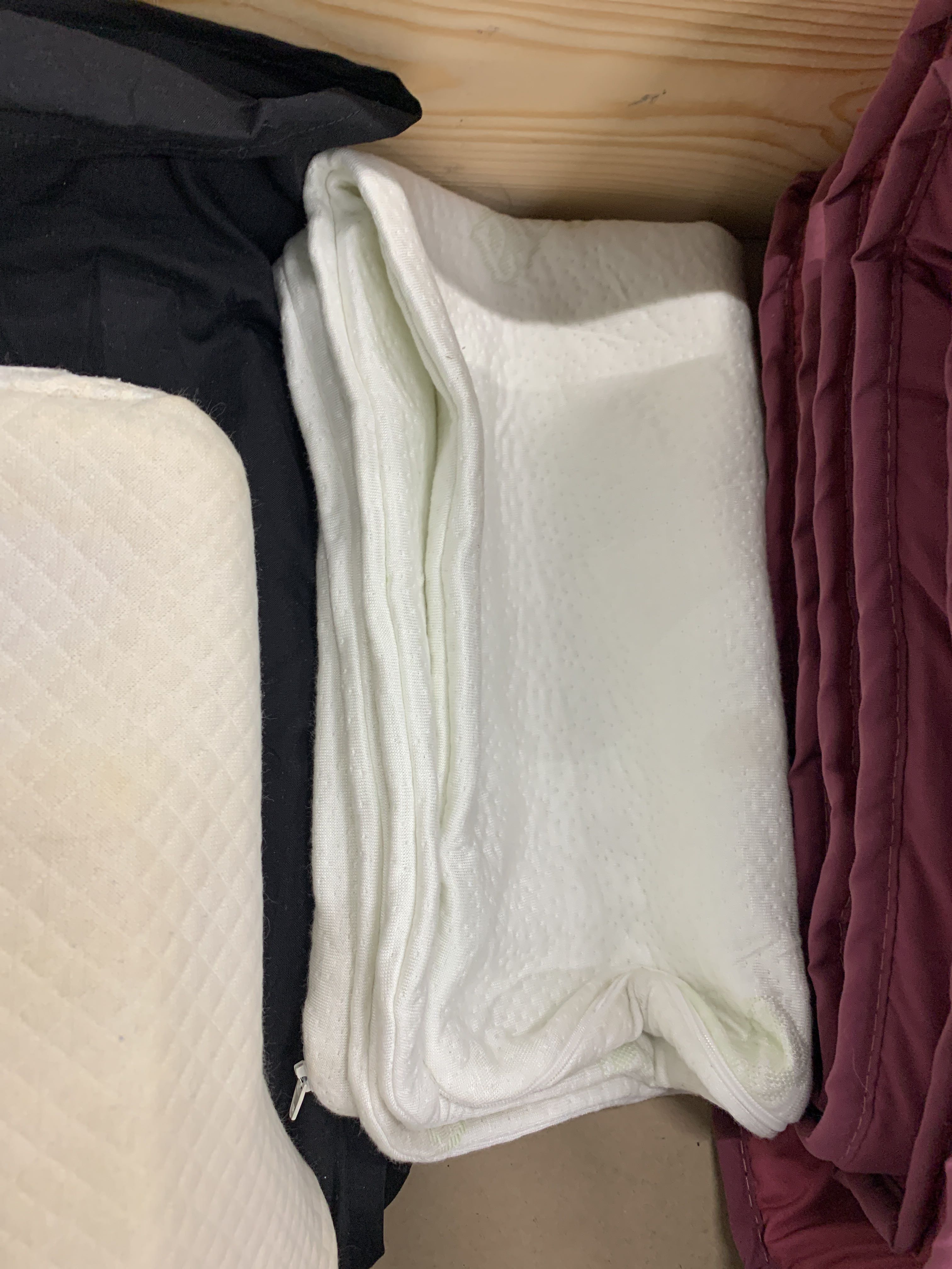 Assortment of bed accessories PS Auction We value the future