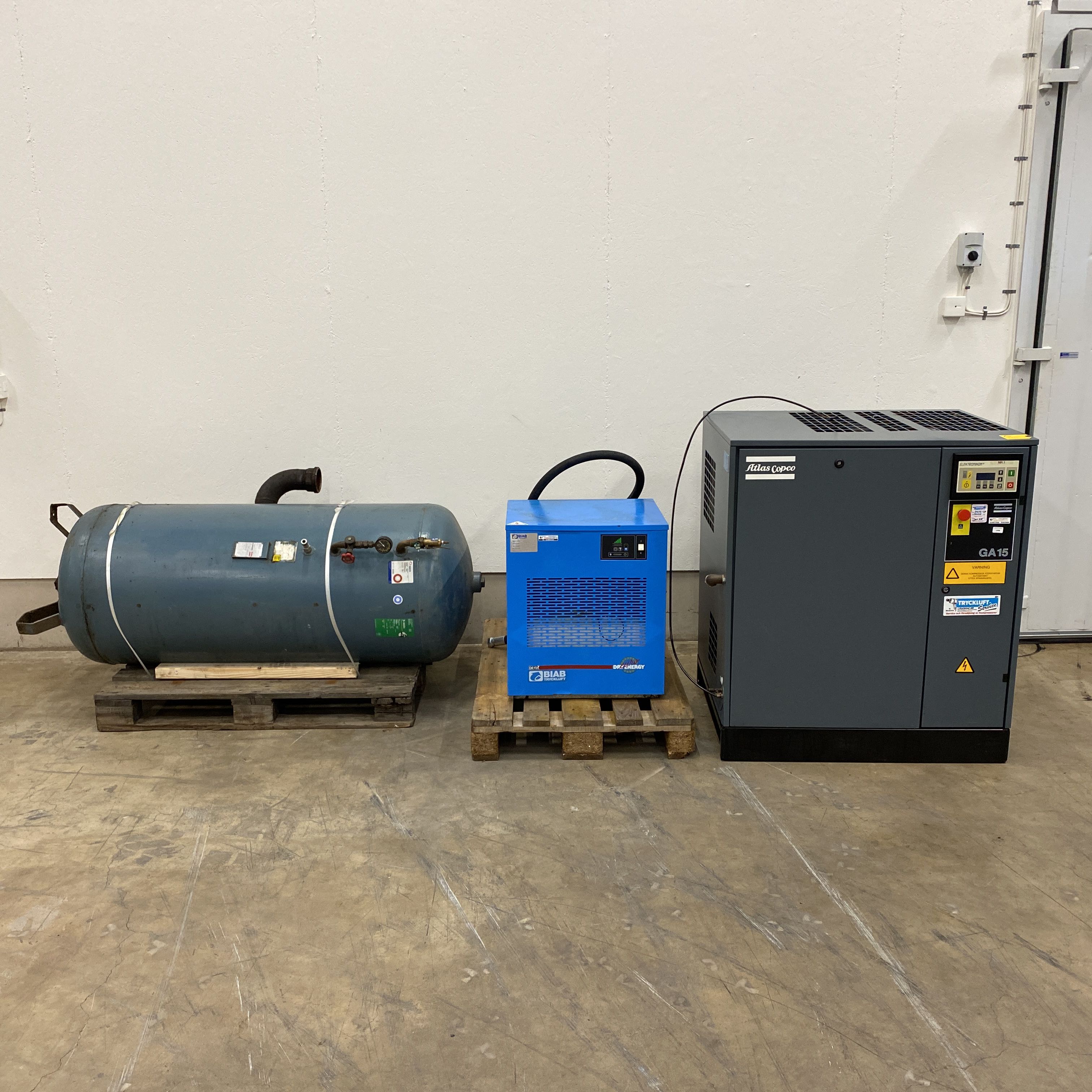 Screw compressor with refrigeration dryer and tank - PS Auction