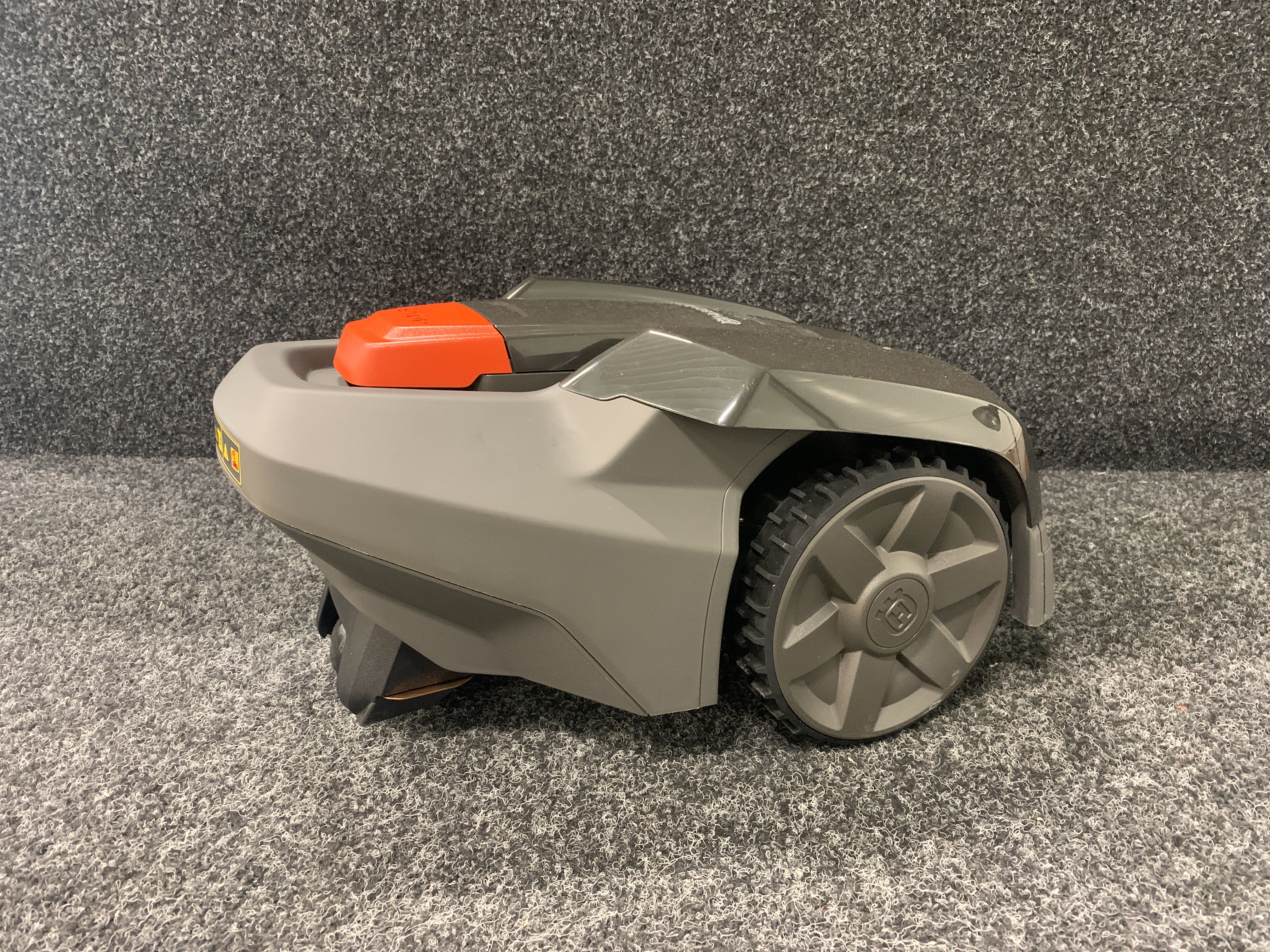 Robotic lawnmower Husqvarna Automower 105 - PS Auction - We value