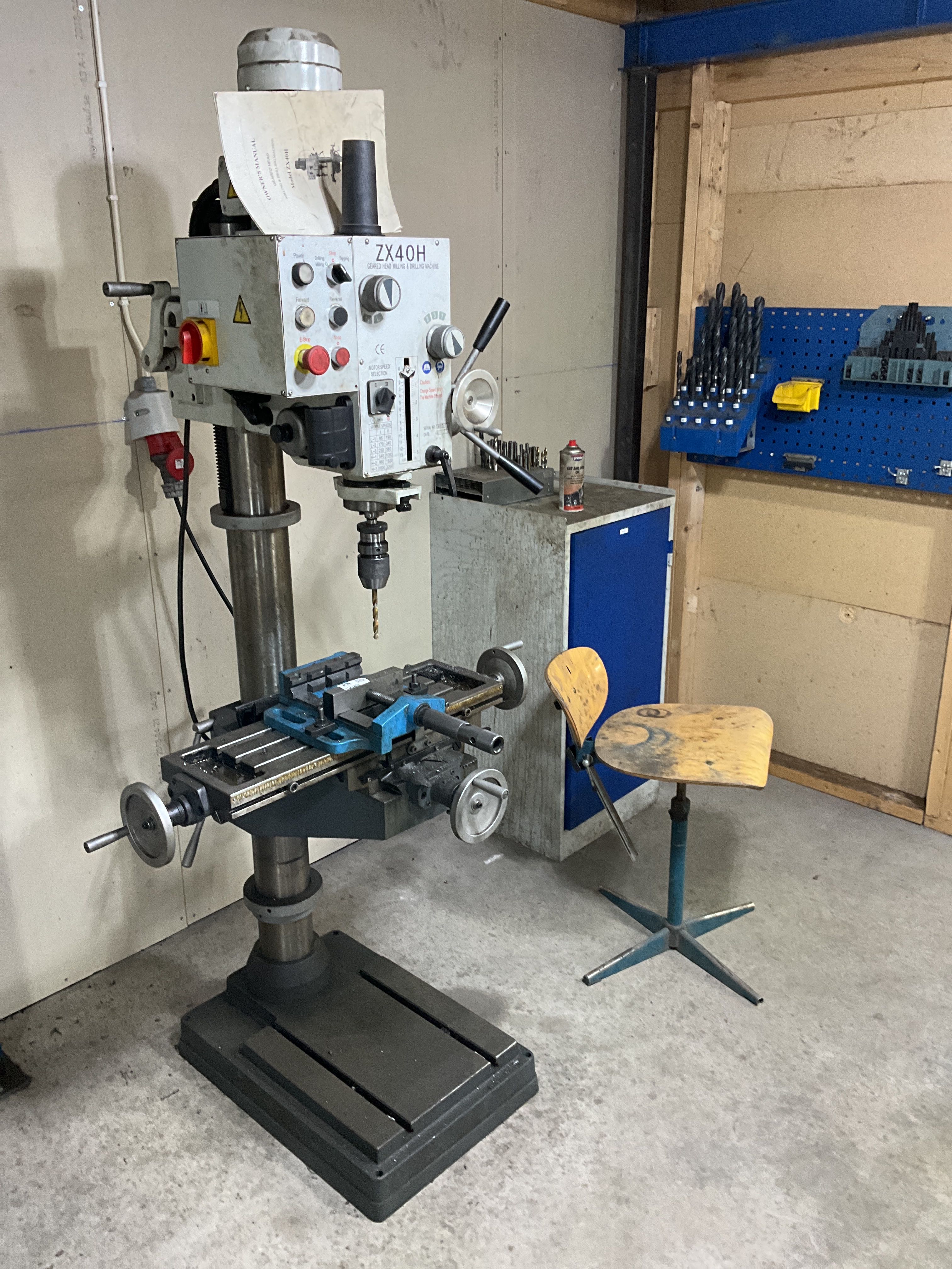 Pillar drill ZX 40H with accessories - PS Auction - We value the