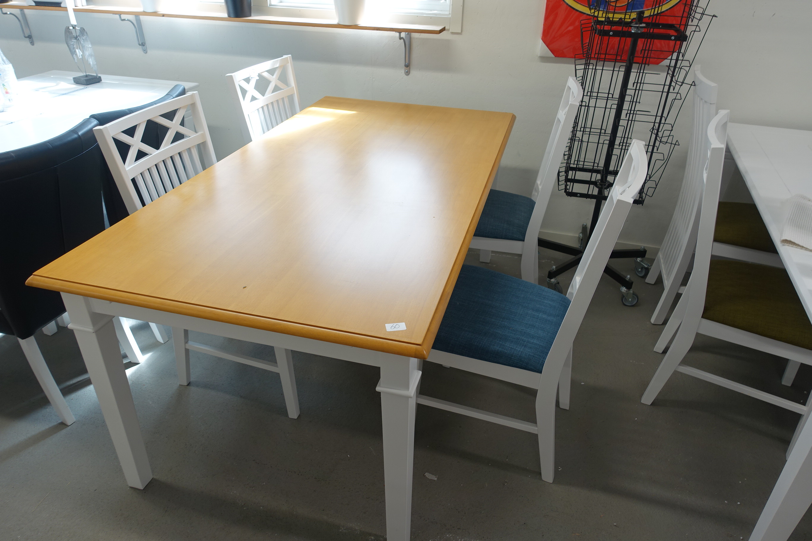 Köksbord med 4 stolar Nätauktioner & Konkursauktioner Köksbord med 4 stolar Nätauktioner & Konkursauktioner