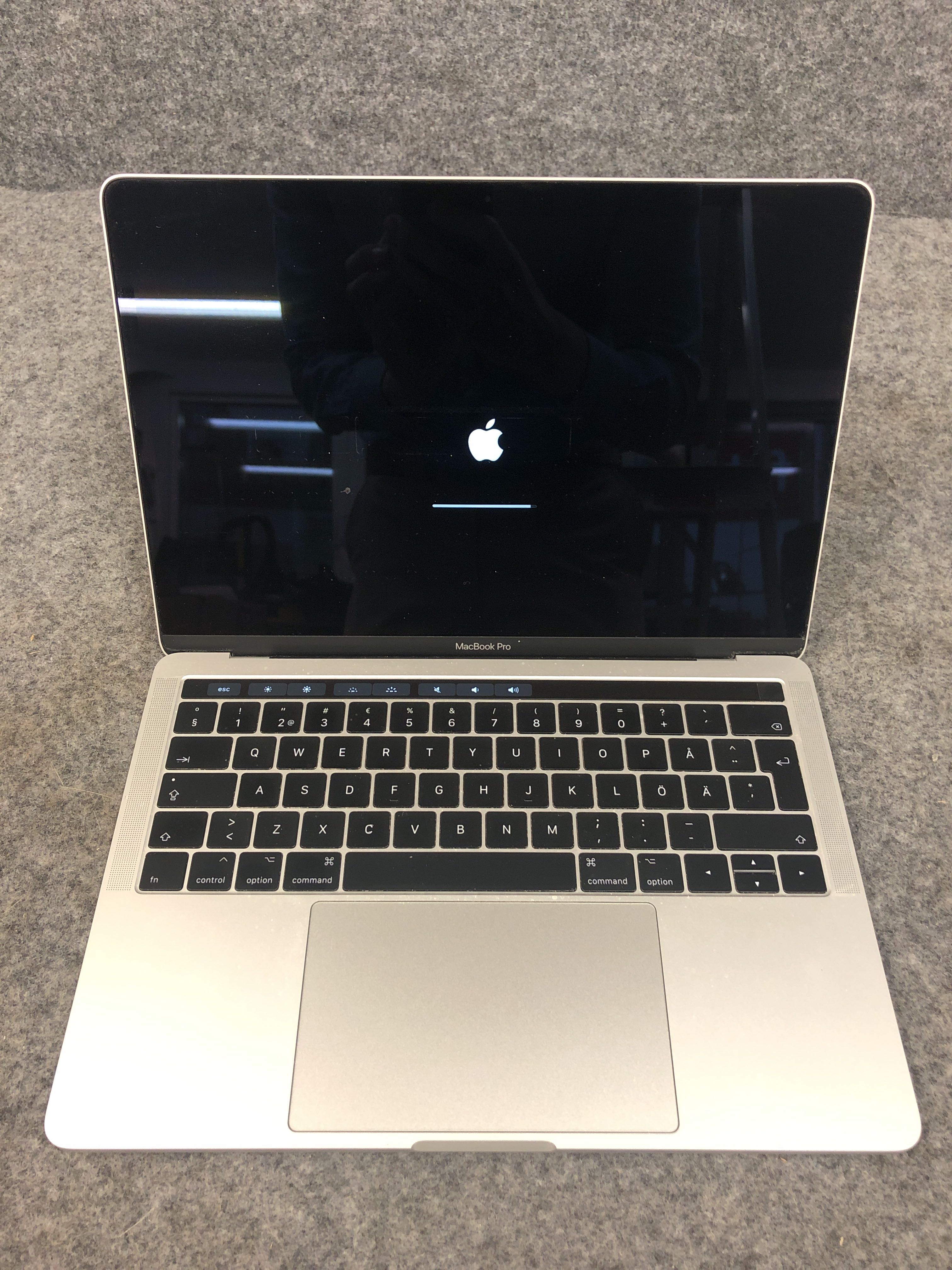 Apple MacBook Pro (2017) with Touch Bar - Silver Core i7 16GB