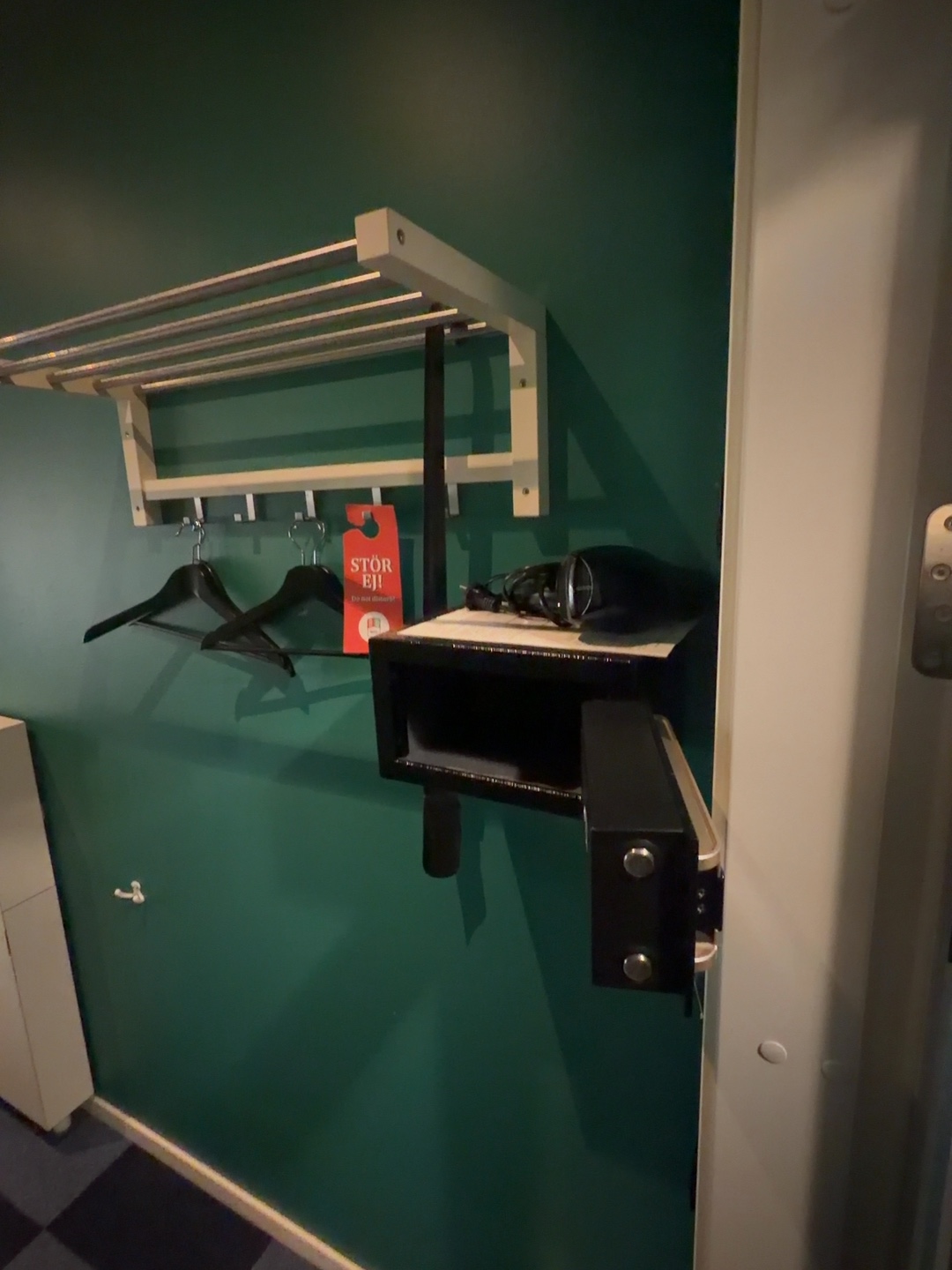 Förhandsvisning av video för Komplett inredning från hotellrum (Rum B07)