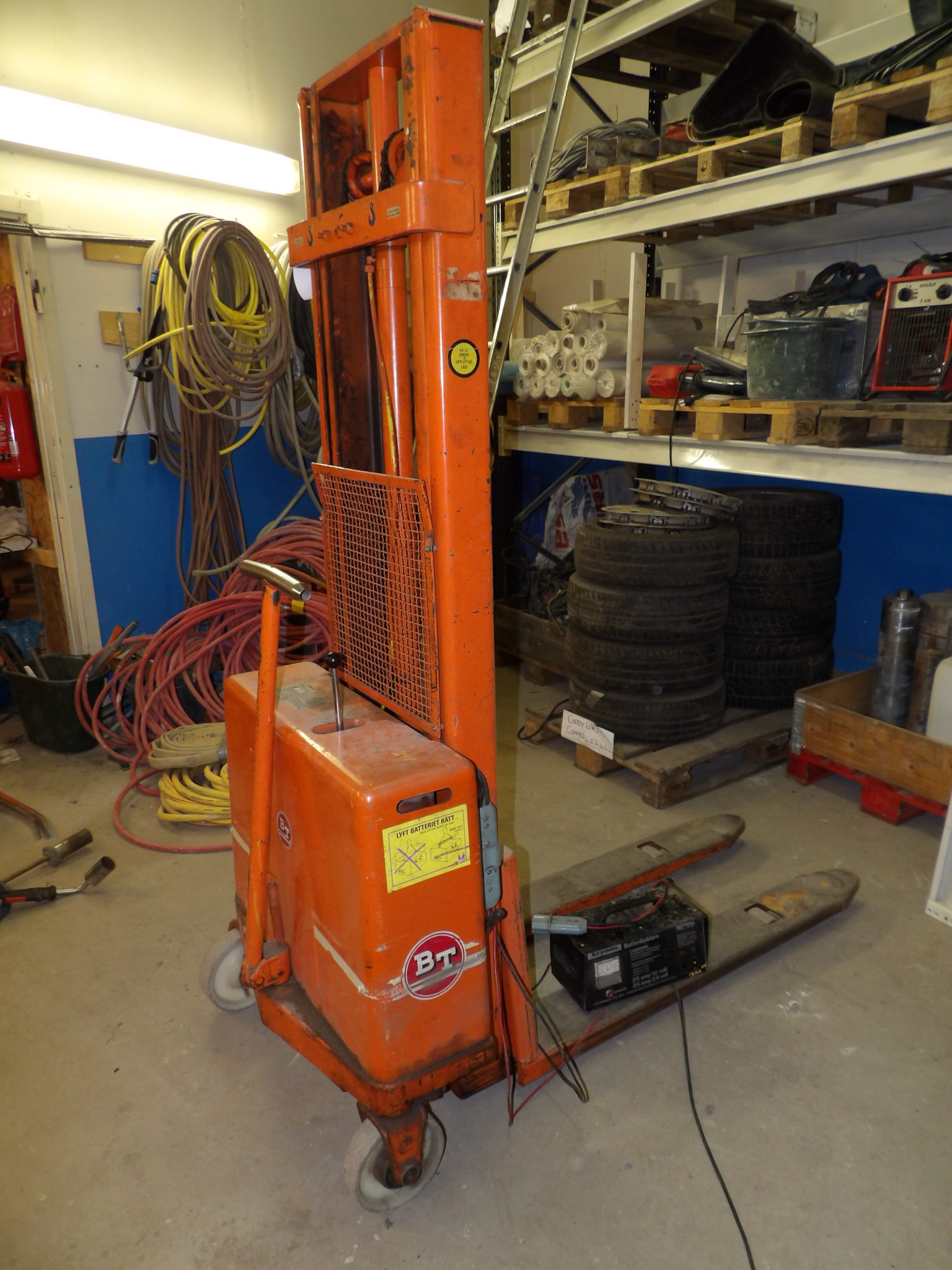 BT Battery-powered stacker (repair object) - PS Auction - We