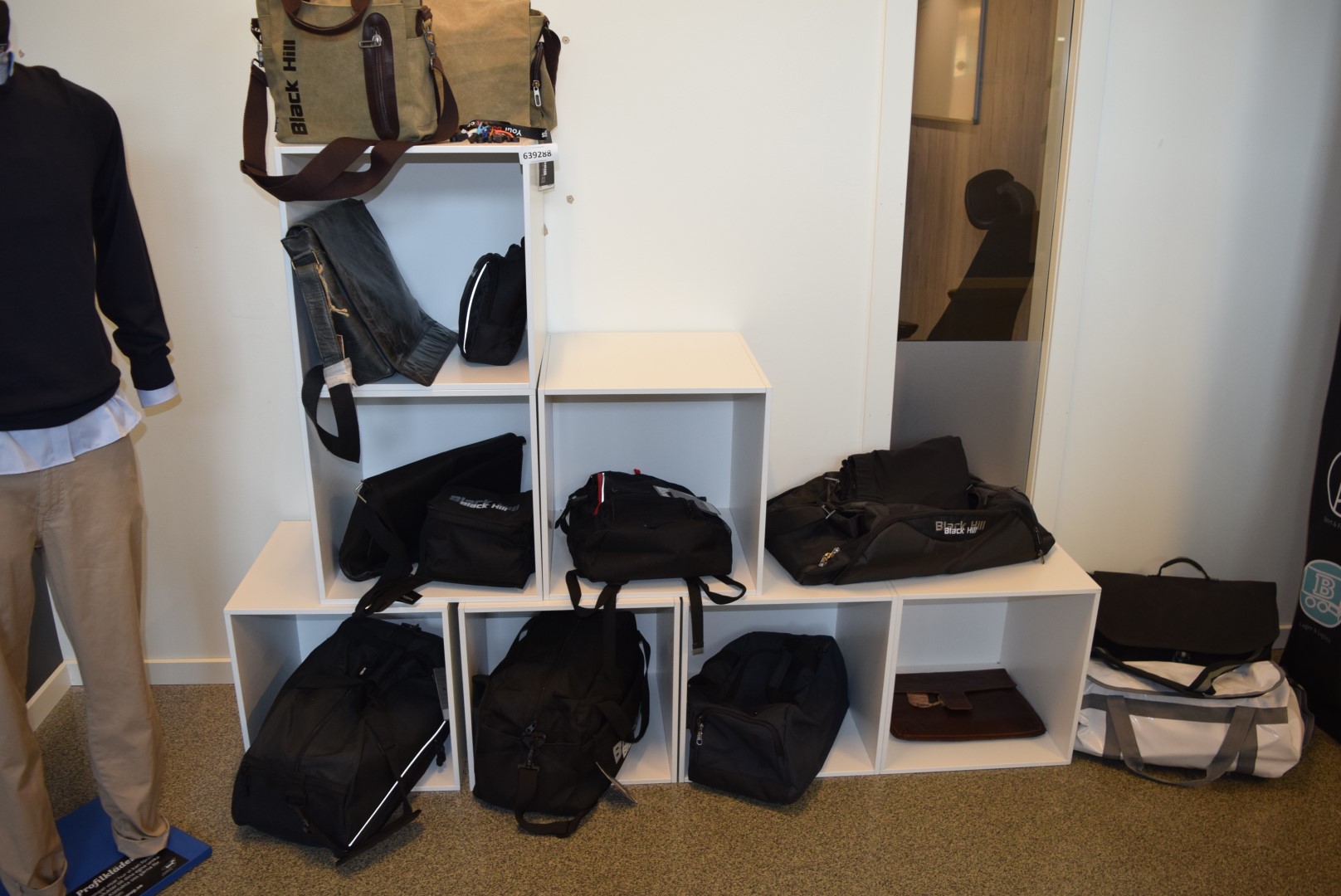 White Display Cubes 450x450 Mm 24 Pcs Ps Auction We Value The Future Largest In Net Auctions