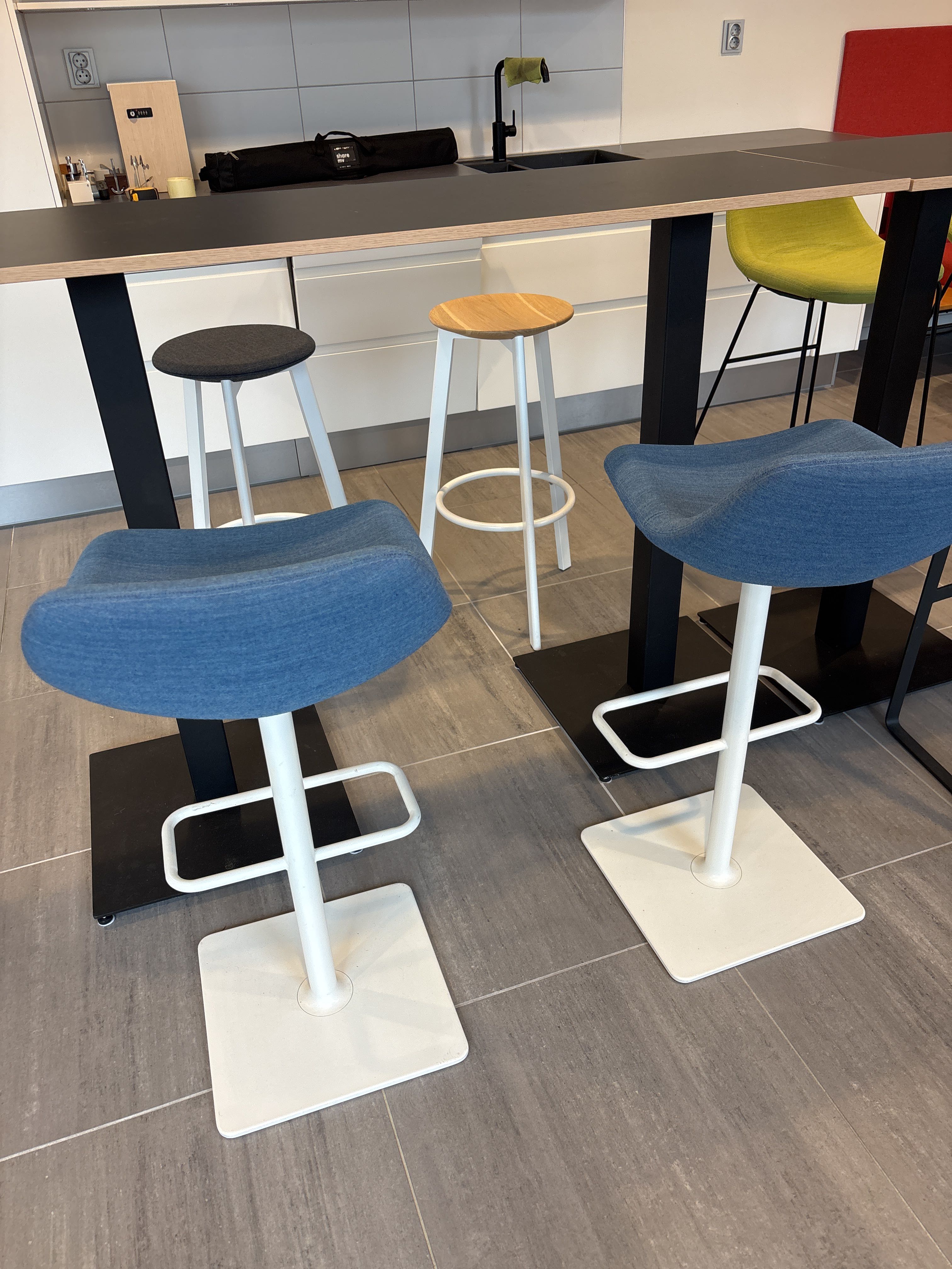 Noti Table Bar table with 4 stools, Noti - PS Auction - We value the future ...