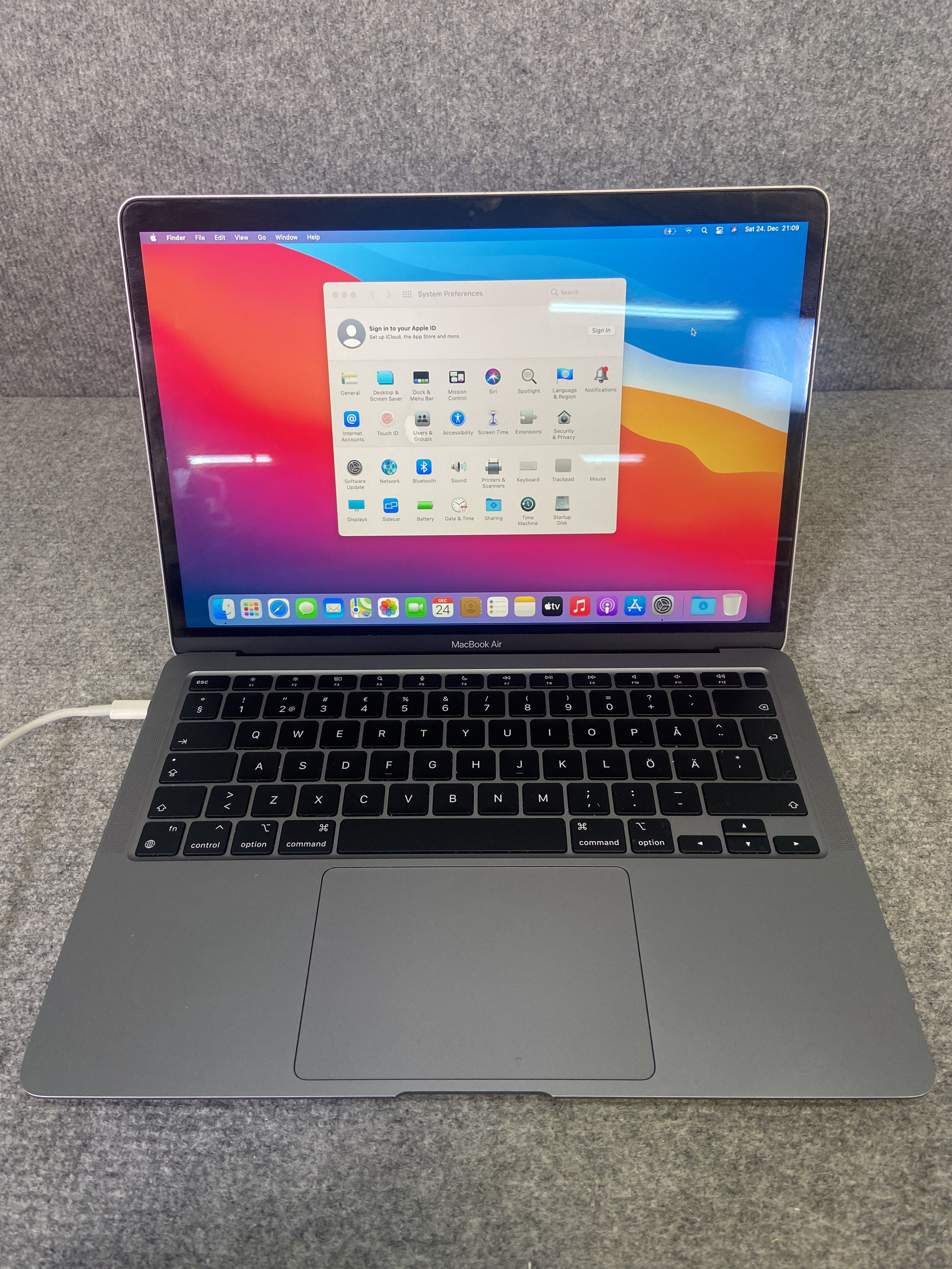 Apple MacBook Air 256GB M1 chip with 8-core CPU and 7-core