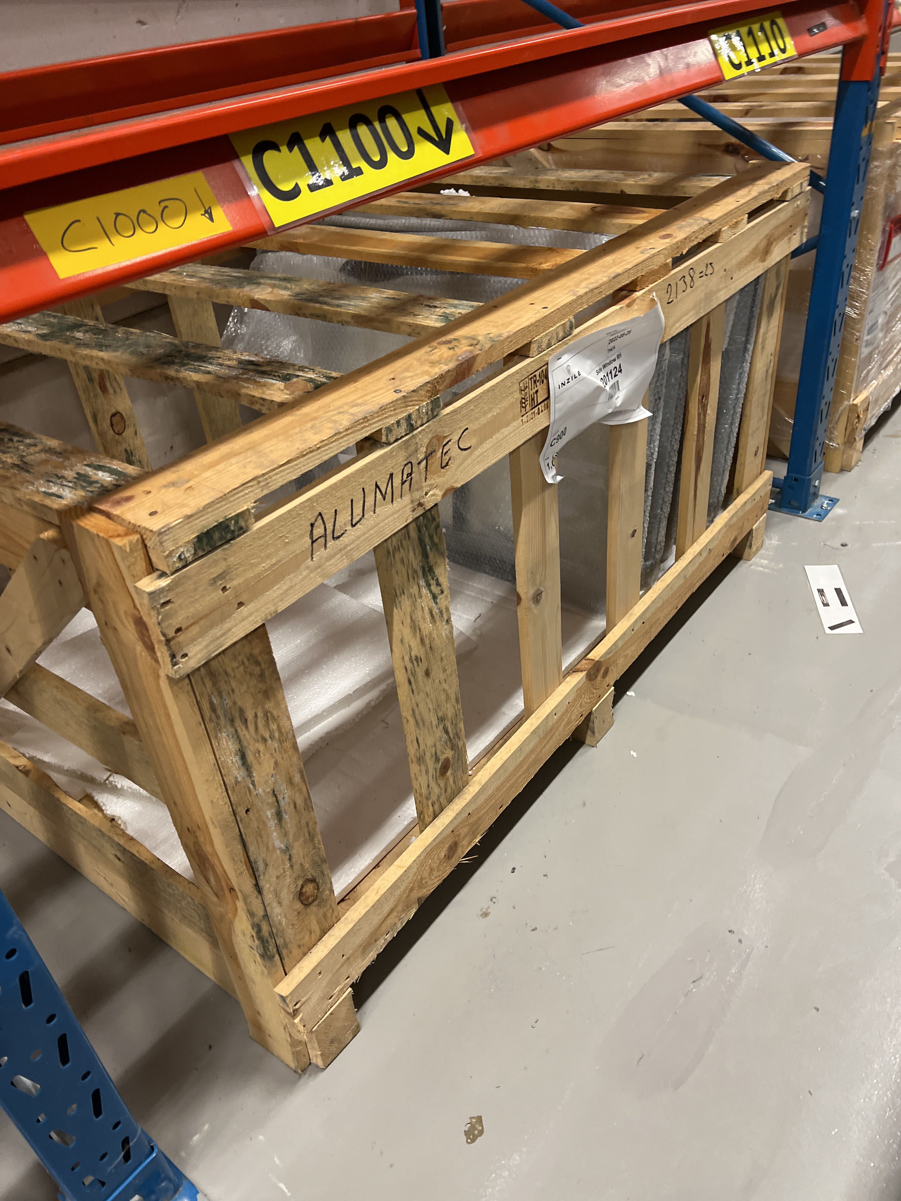 Windscreen Pallets 5 pallets with windshields for electric vehicles - PS Auction - We ...