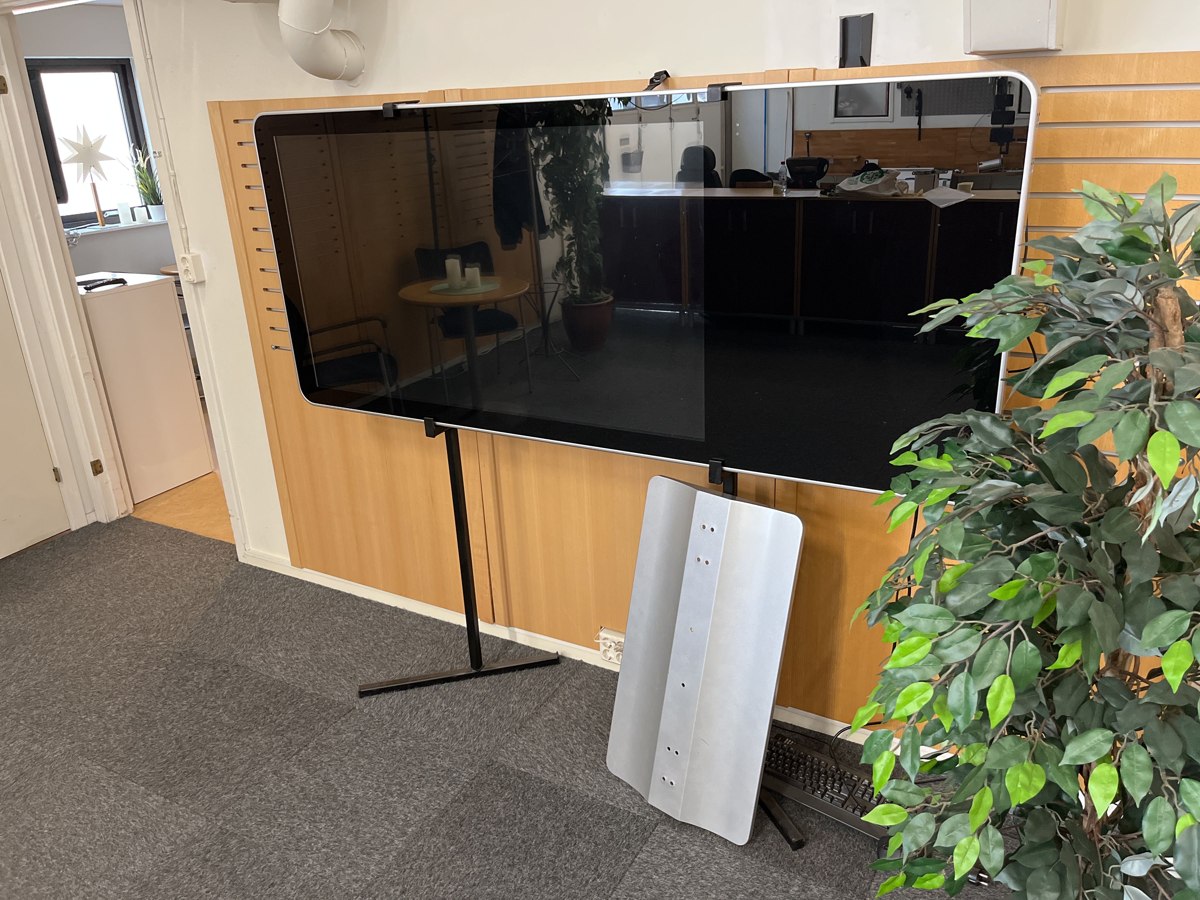 Office reception (display screen, furniture, plants, etc.). - PS ...