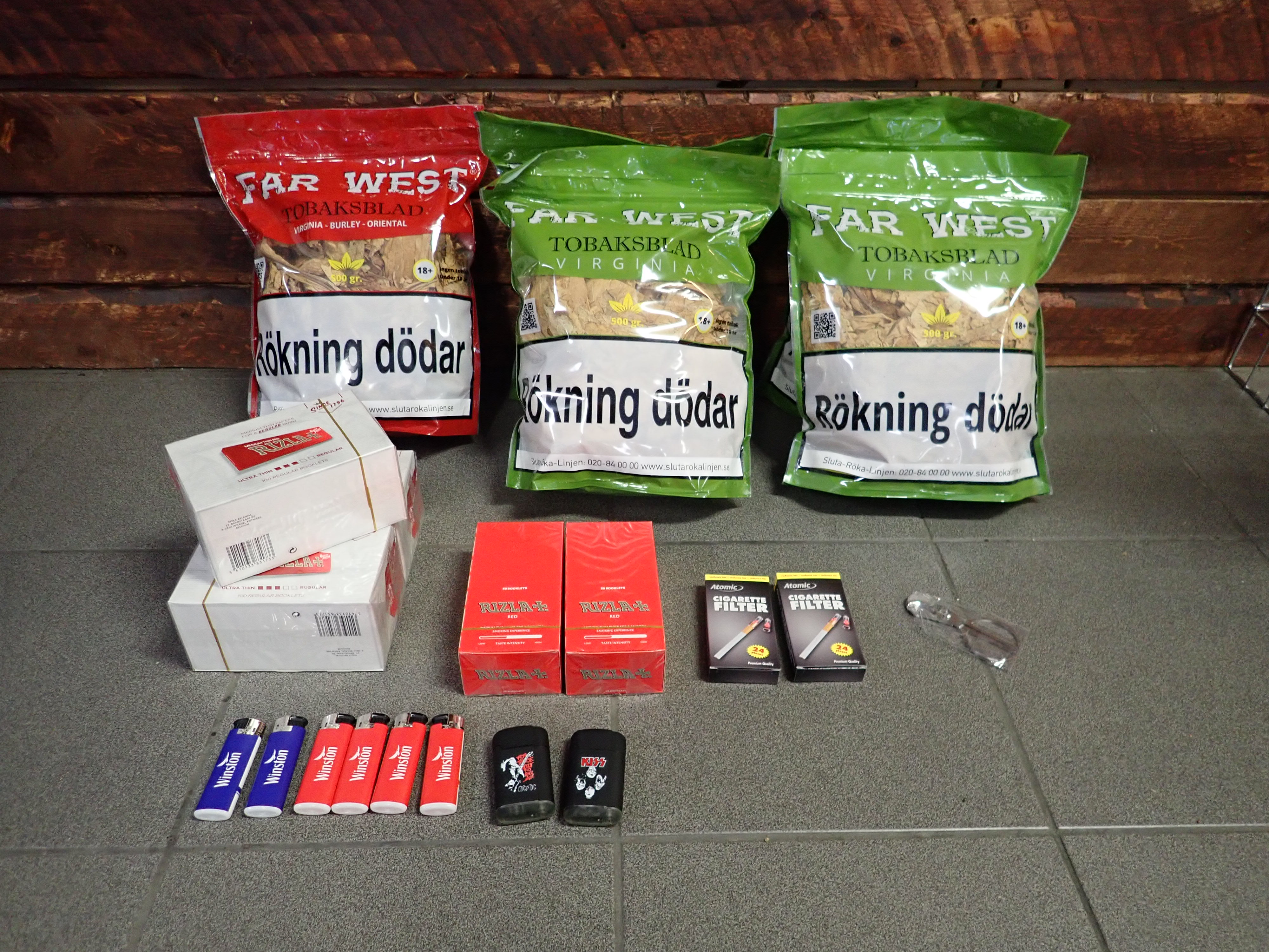 Tobacco Leaf With Accessories - PS Auction - We value the future