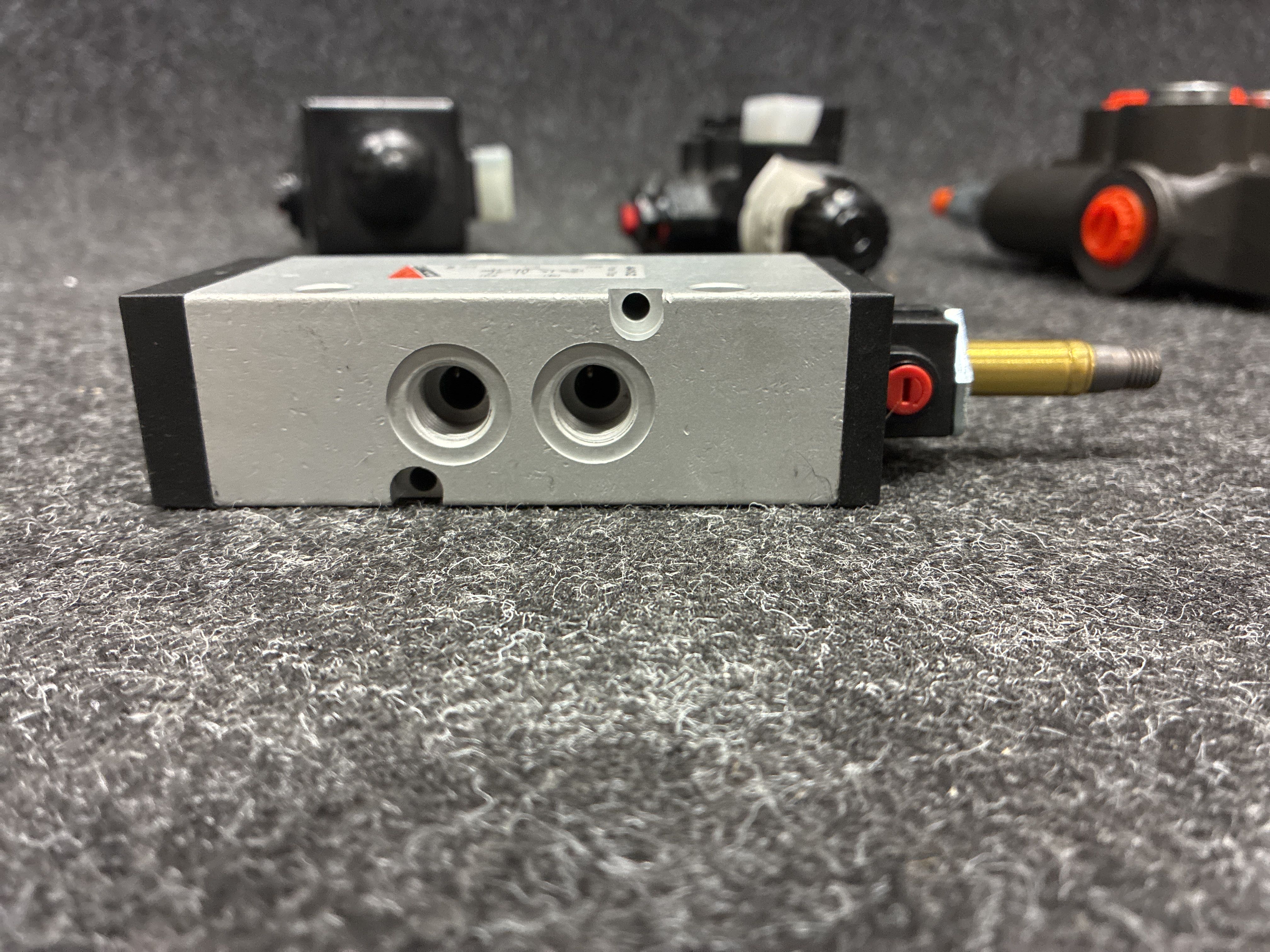 sortiment-med-hydrauliska-och-pneumatiska-ventiler-och-komponenter