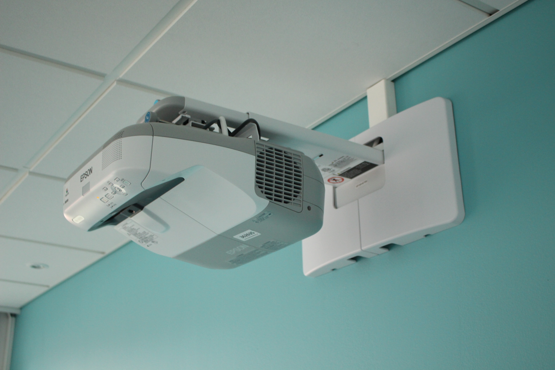 Projekor Epson EB-485W med väggfäste - PS Auction - We value the