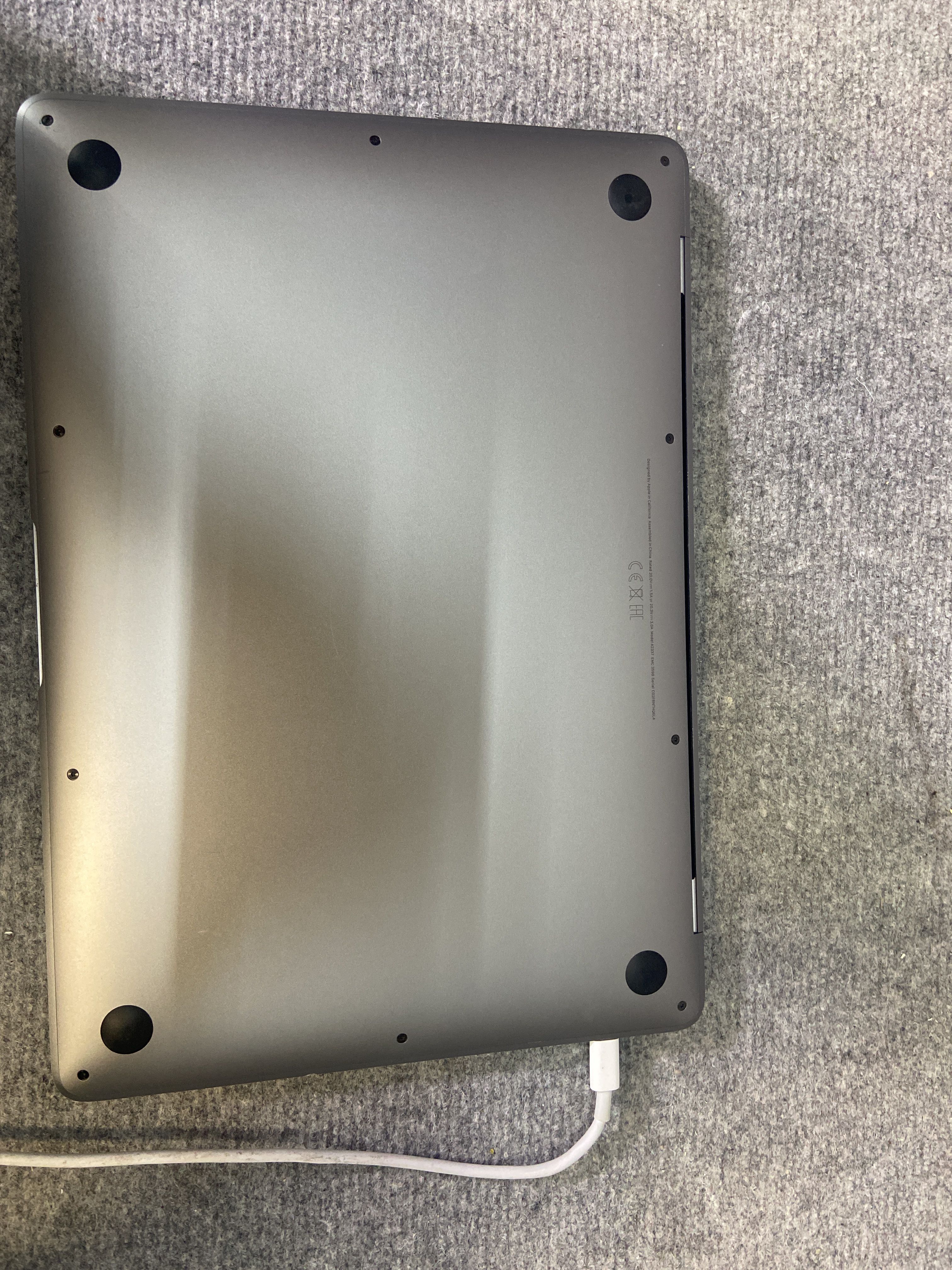 Apple MacBook Air 256GB M1 chip with 8-core CPU and 7-core
