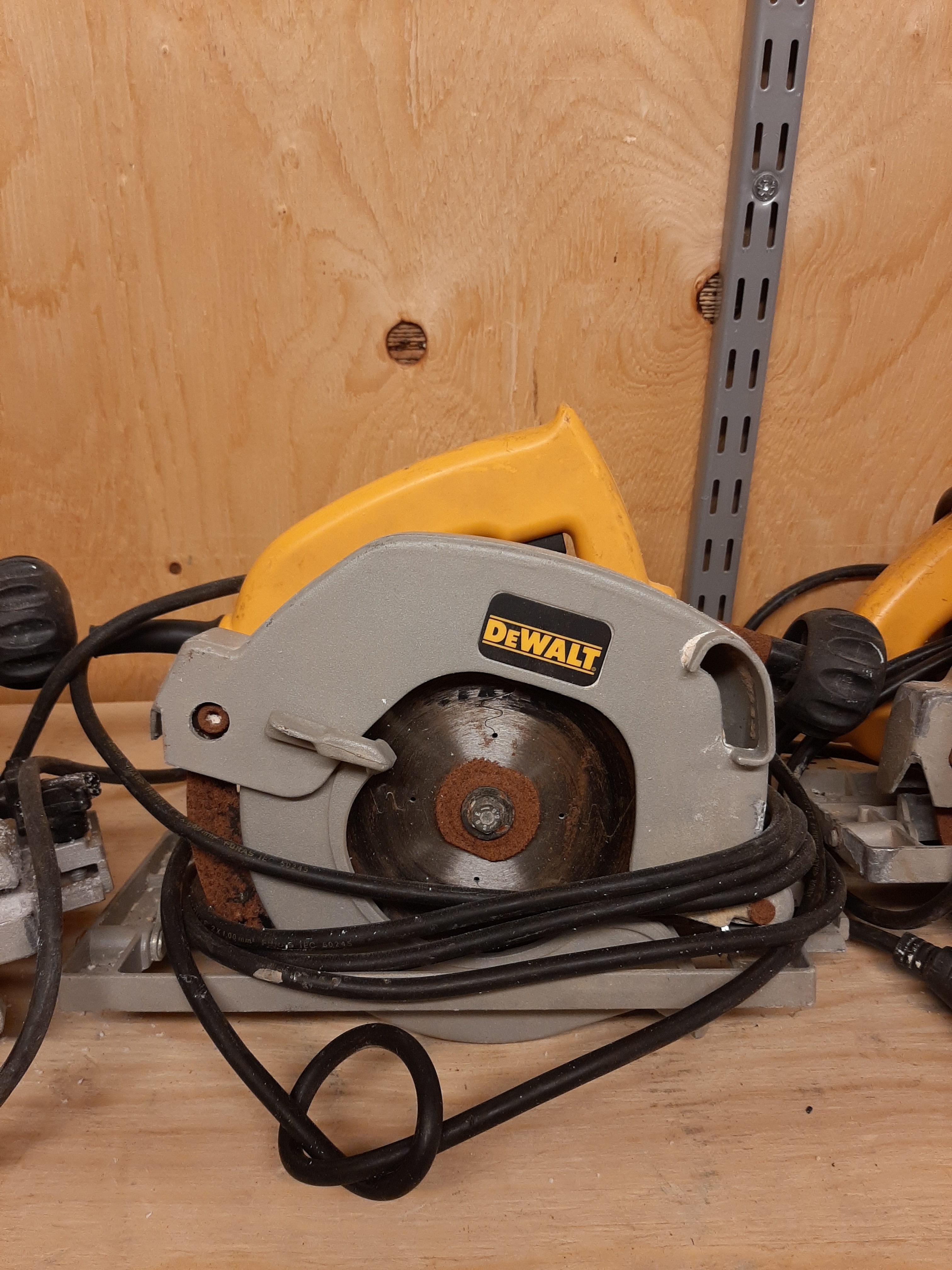 Image of Adjustable shoe of DeWalt DW351 circular saw
