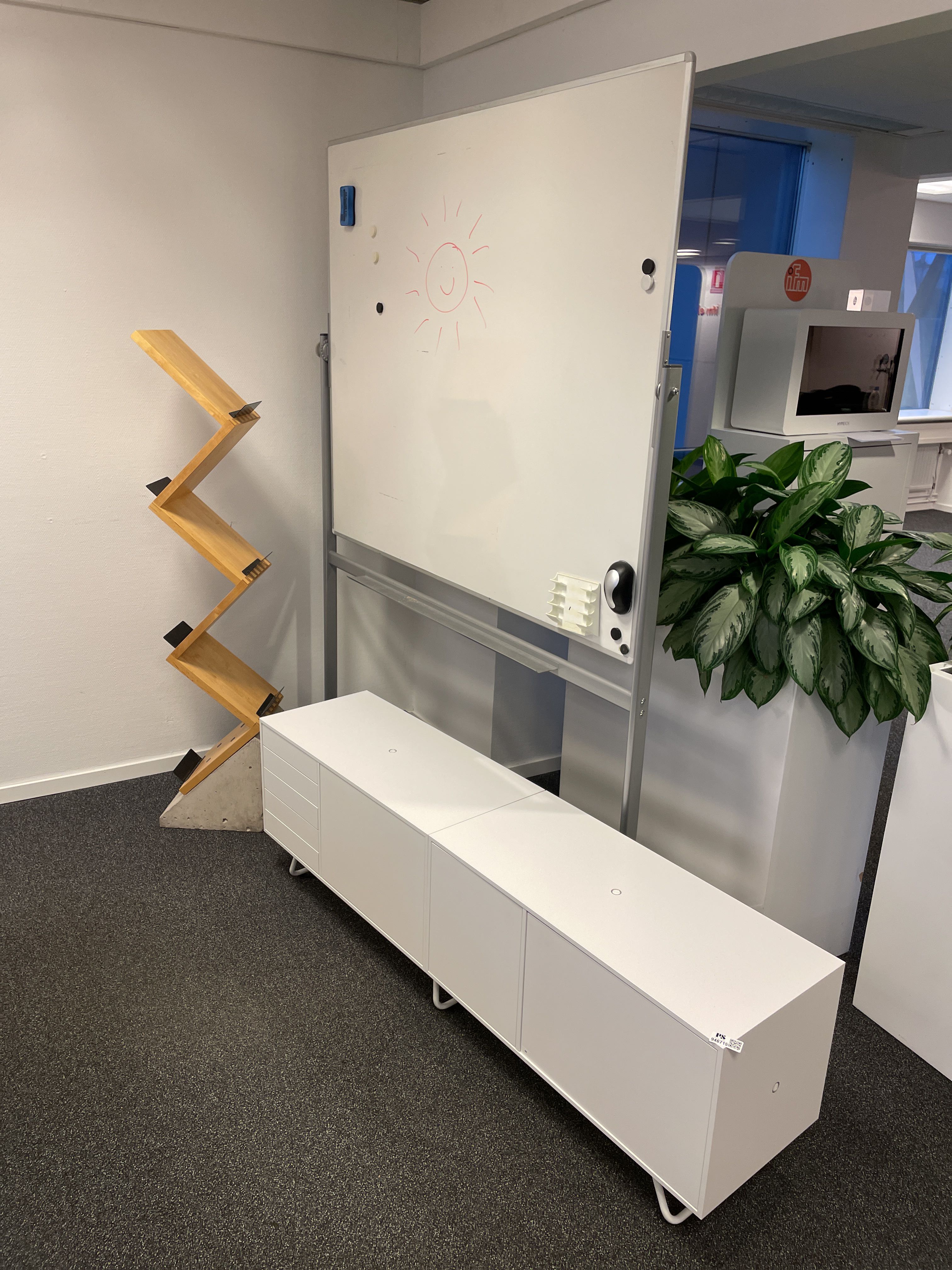 TV bench, magazine rack and whiteboard on wheels - PS Auction - We ...