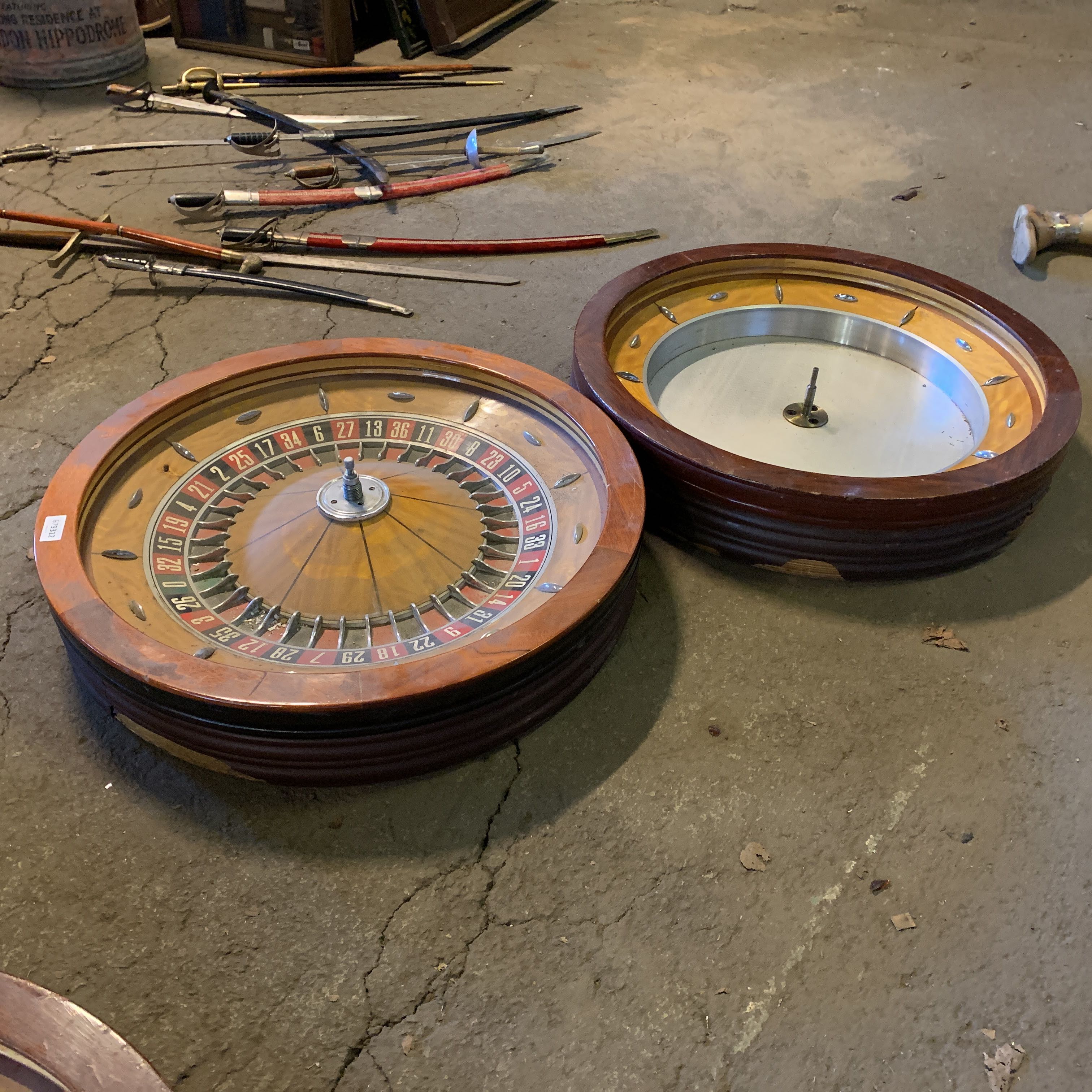 Wooden roulette wheels (82cm in diameter) PS Auction We value the future Largest in net