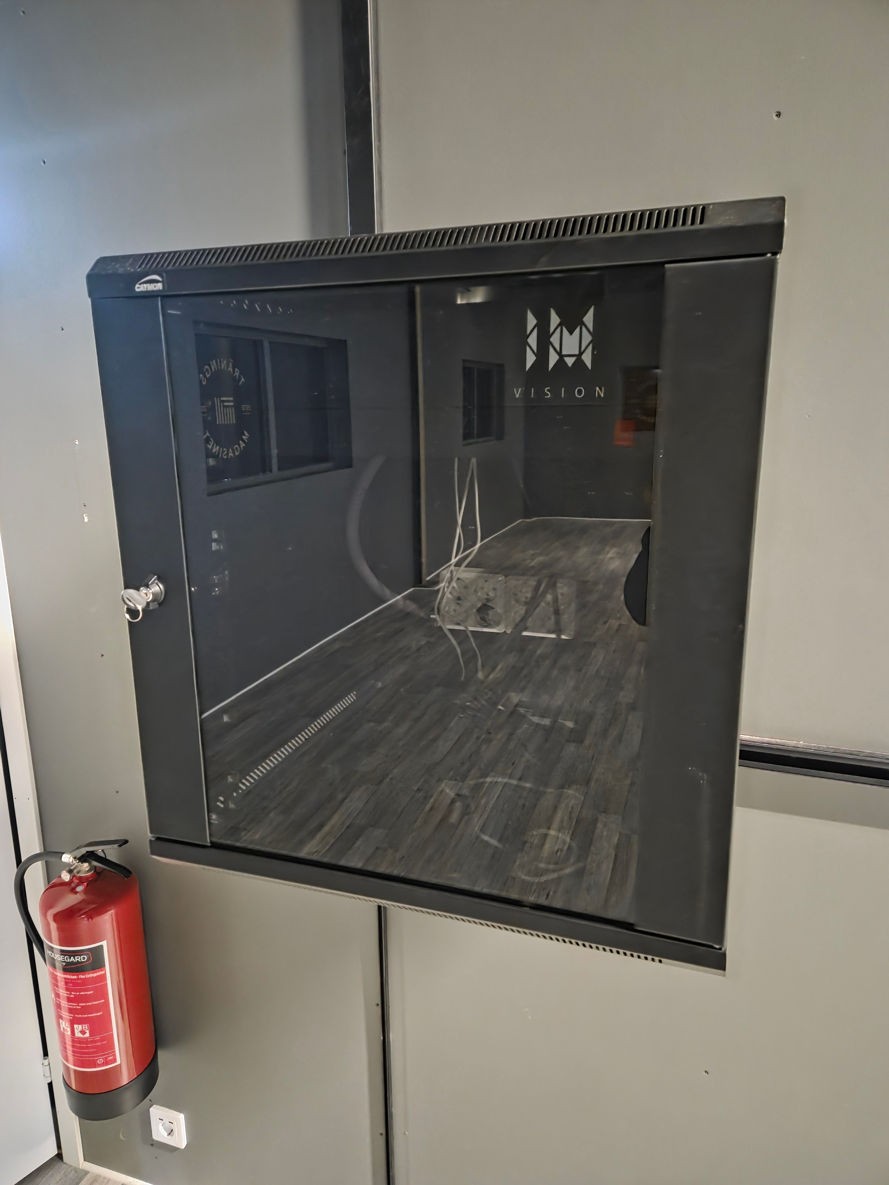 Place Tech Rack Large wall-mounted technology rack - PS Auction - We value the future ...
