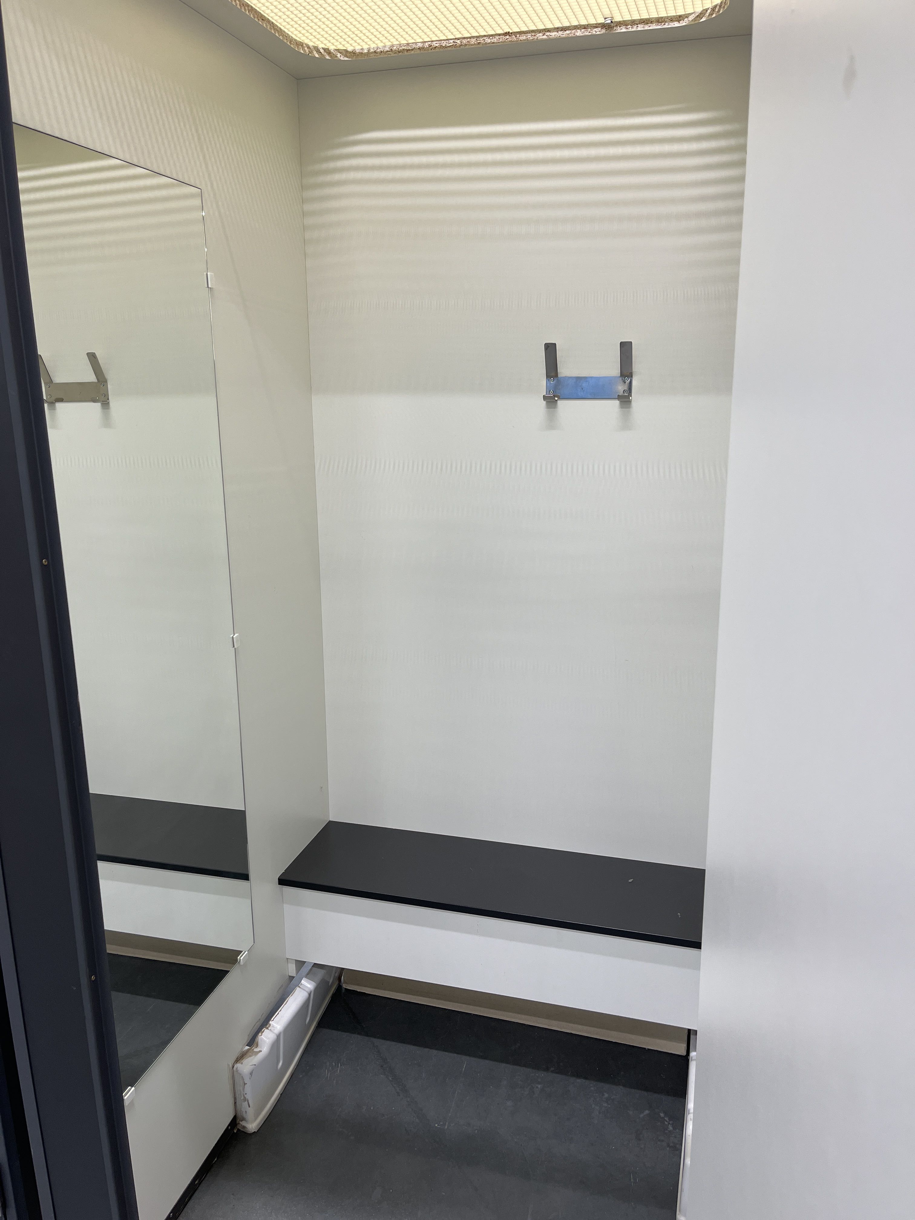 6 changing rooms - PS Auction - We value the future - Largest in net ...
