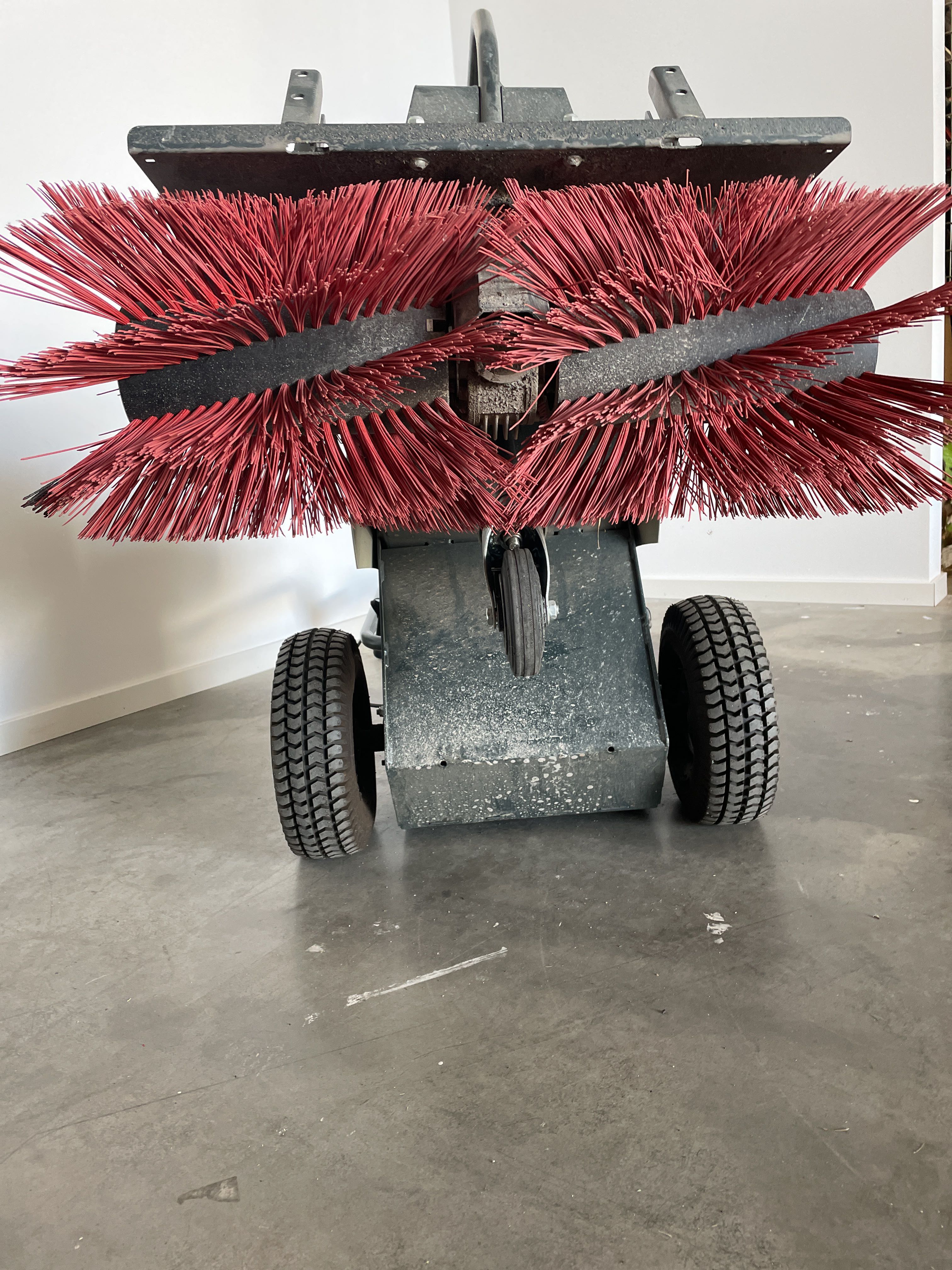 Brush machine Cramer KM Domus battery powered 82v - PS Auction - We ...