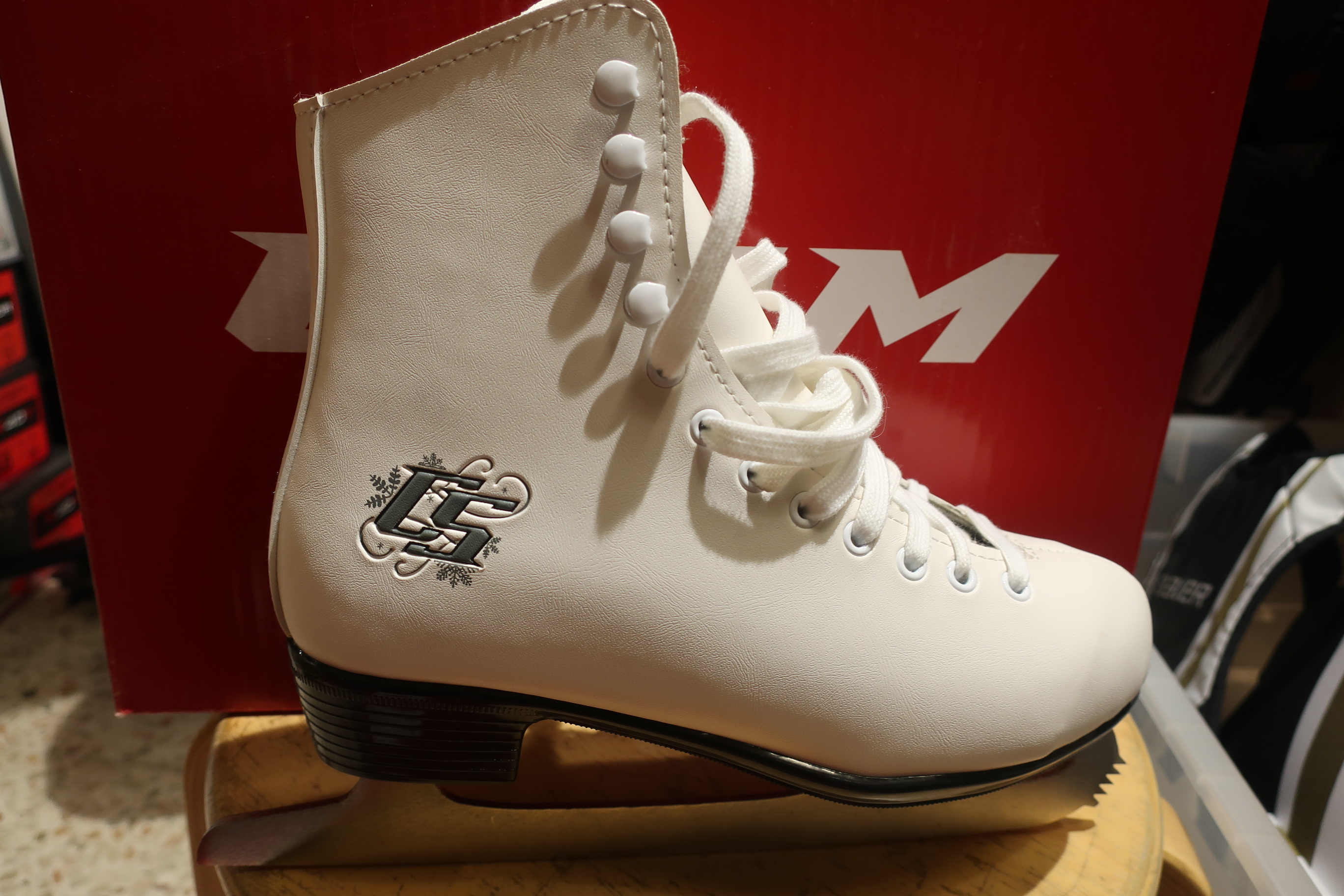 CCM Pirouette skate in white, 3 pairs of st.34, 36, 42 PS Auction