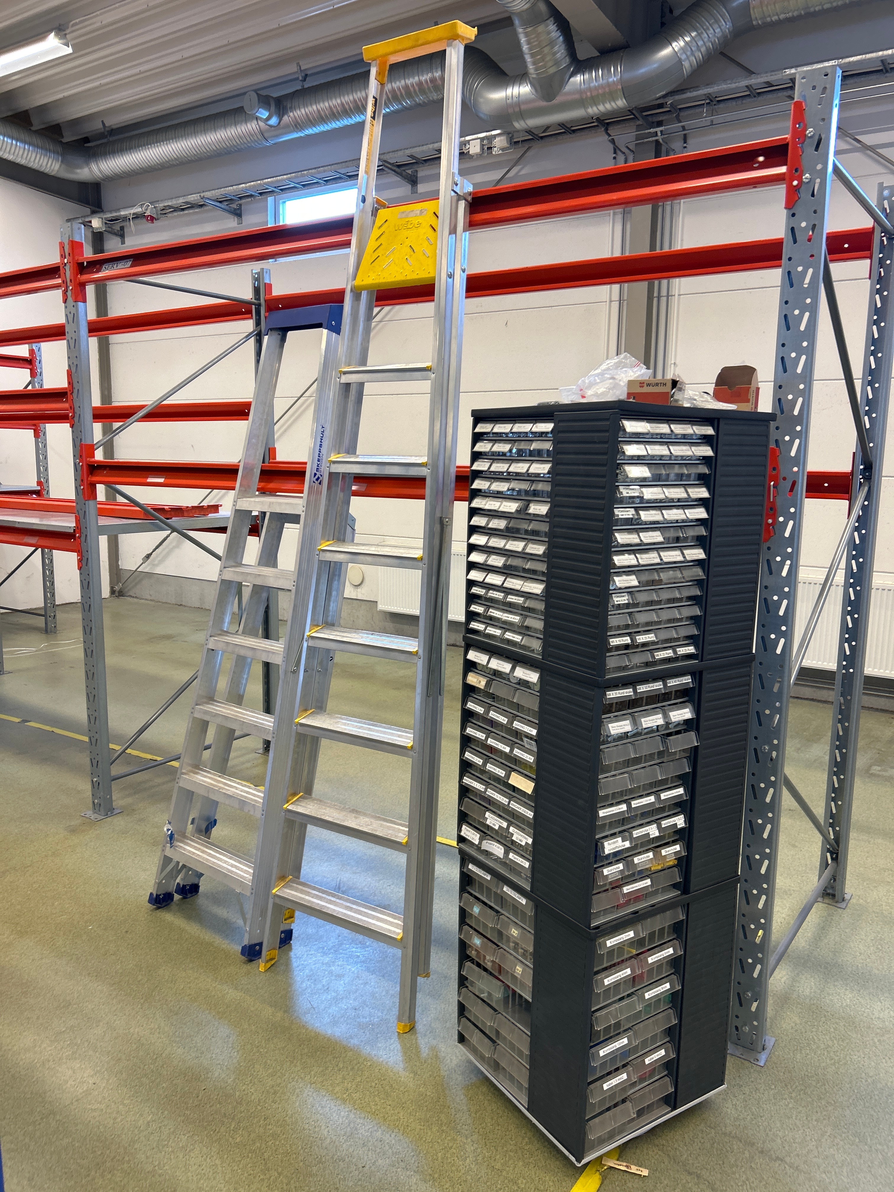 Warehouse equipment - Ladders, rotating sorting shelf, storage shelf ...