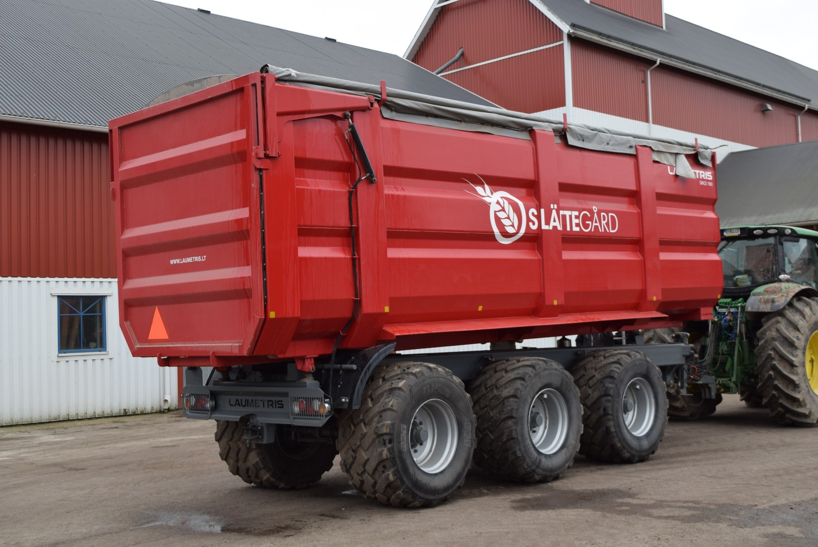 3axle tractor trailer with rear tipping point (30 tonnes) Laumetris