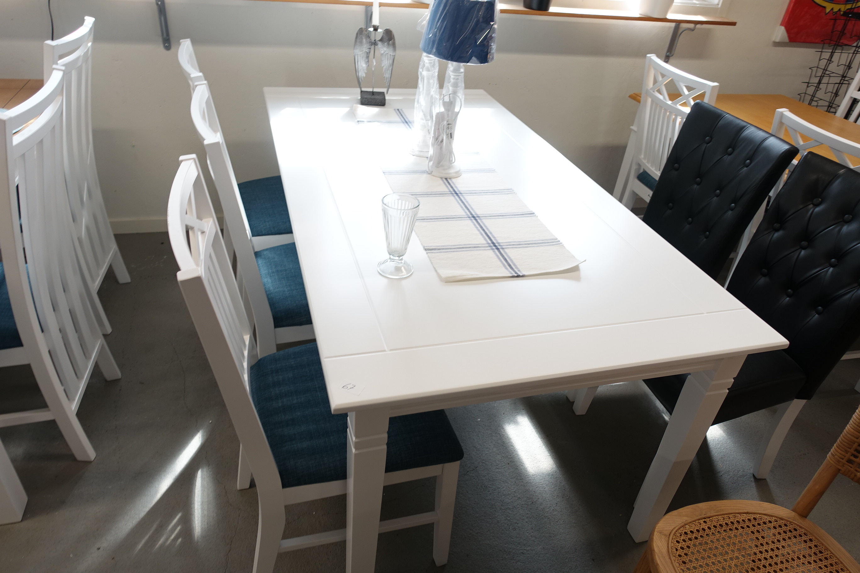 Köksbord med 4 stolar Nätauktioner & Konkursauktioner Köksbord med 4 stolar Nätauktioner & Konkursauktioner