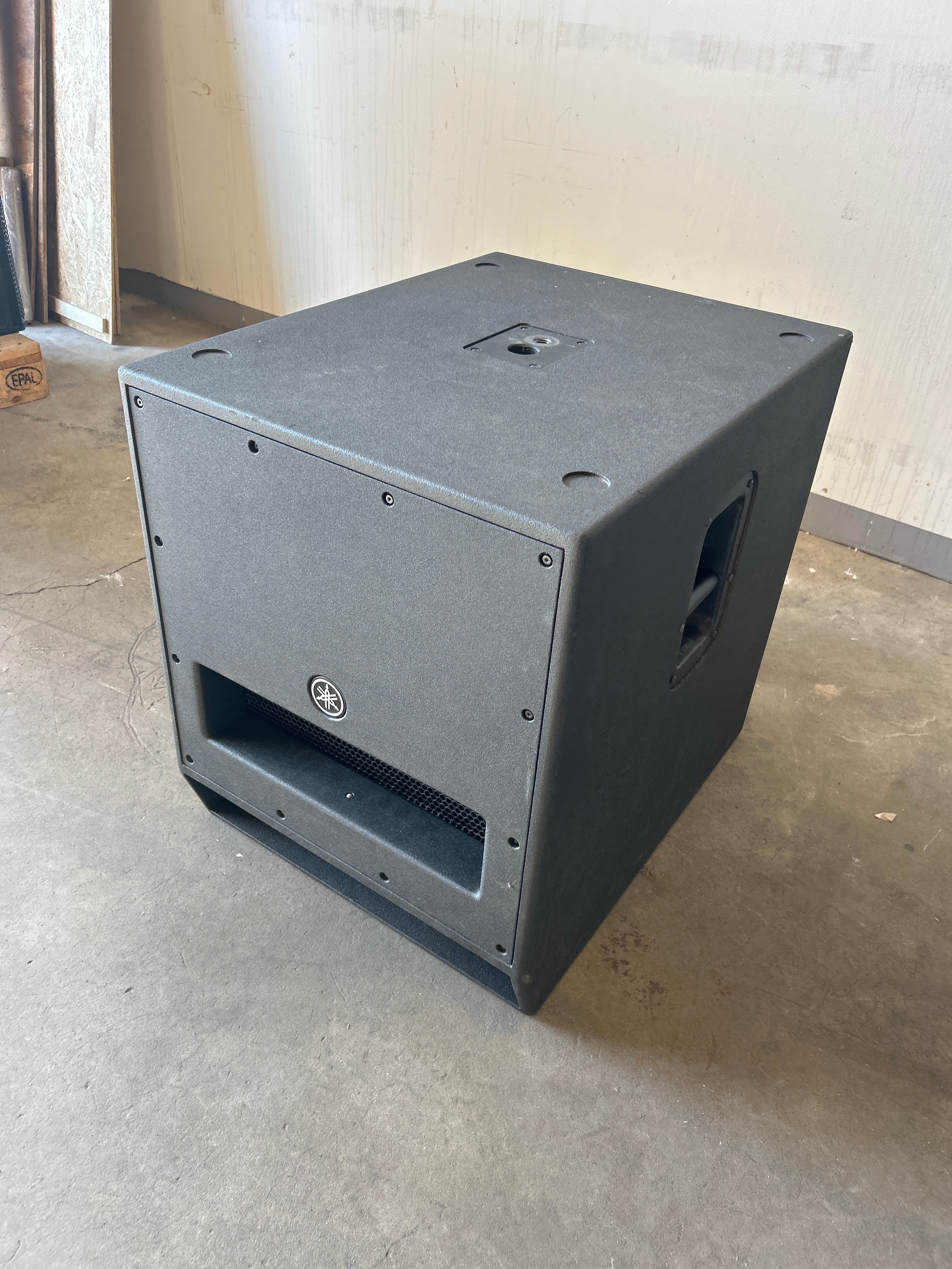 Subwoofer med fodral - Yamaha DXS18 (Reparationsobjekt) - Auktioner ...