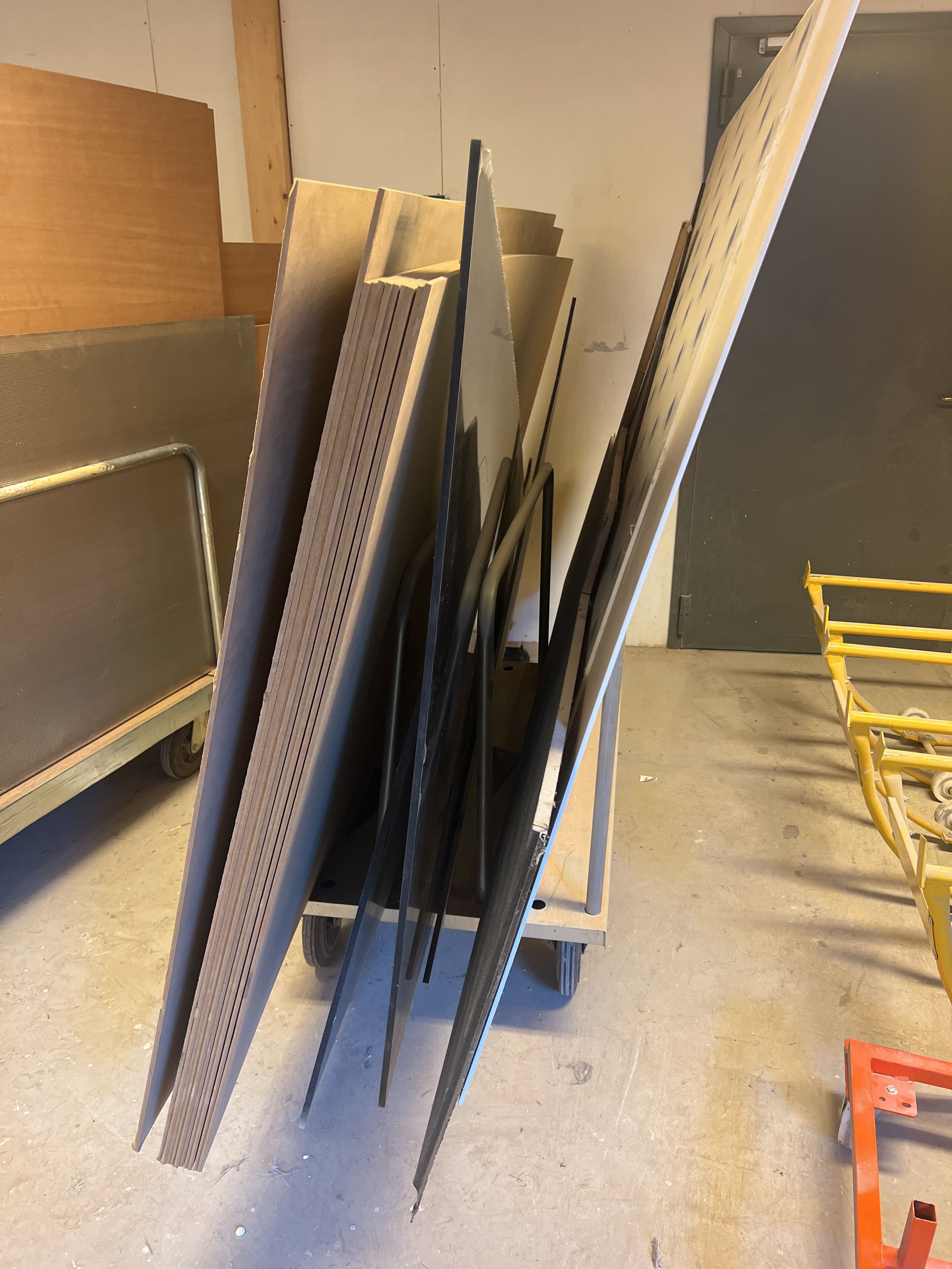 Record carts with various records - PS Auction - We value the future ...