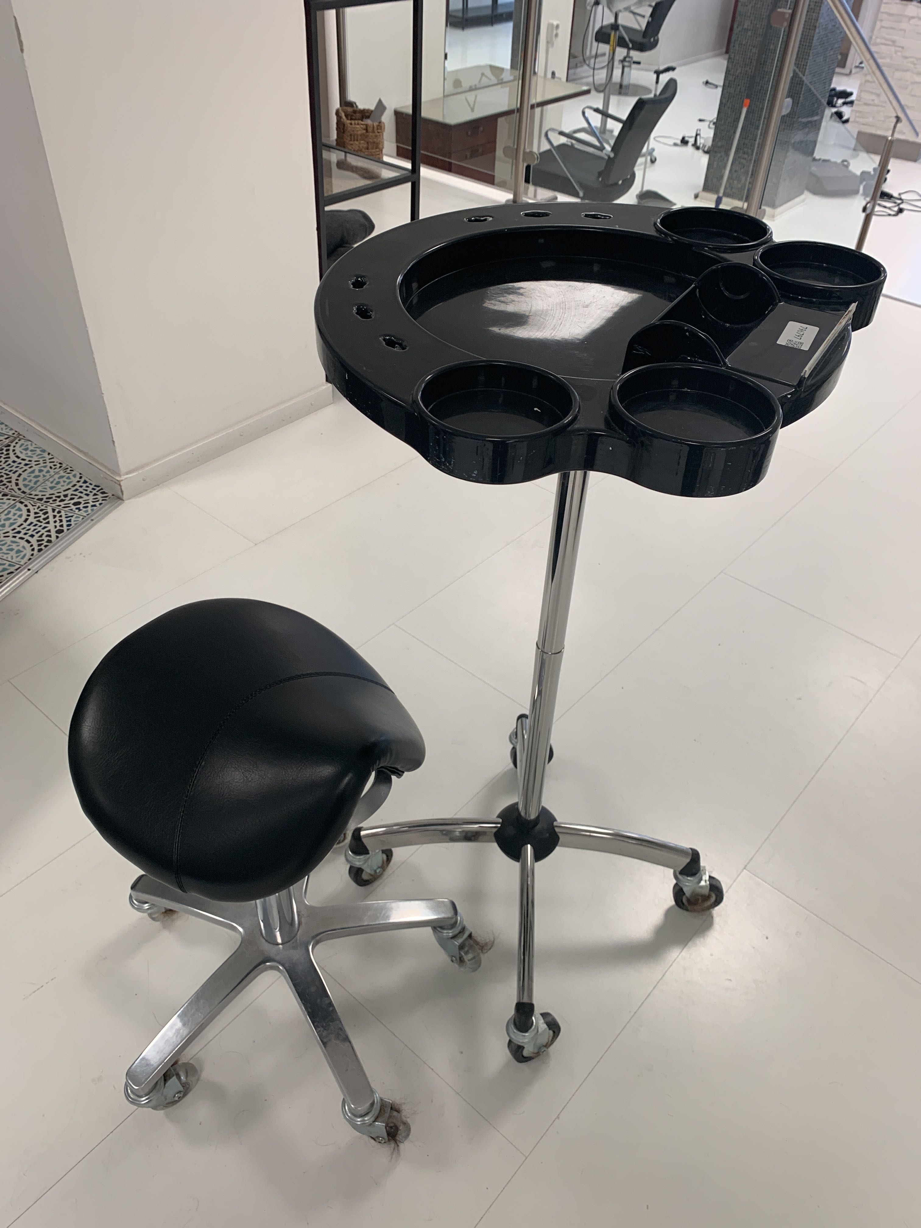 Hairdressing table with stool PS Auction We value the future