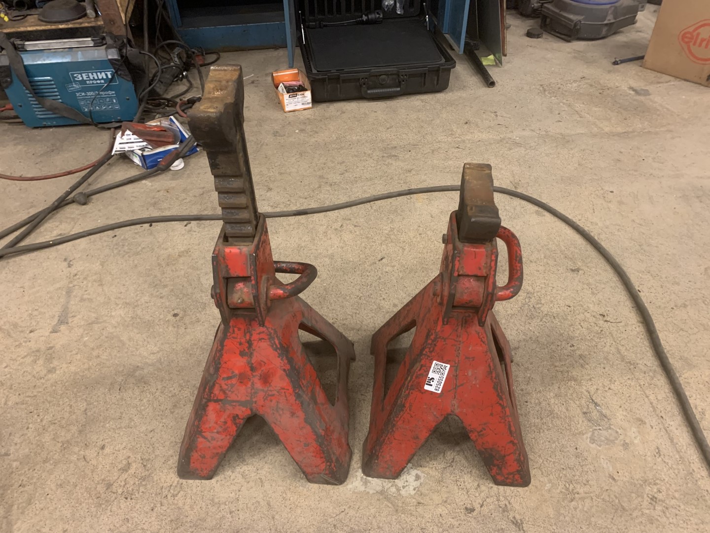 Pallet jacks heavy vehicles, a pair PS Auction We value the future