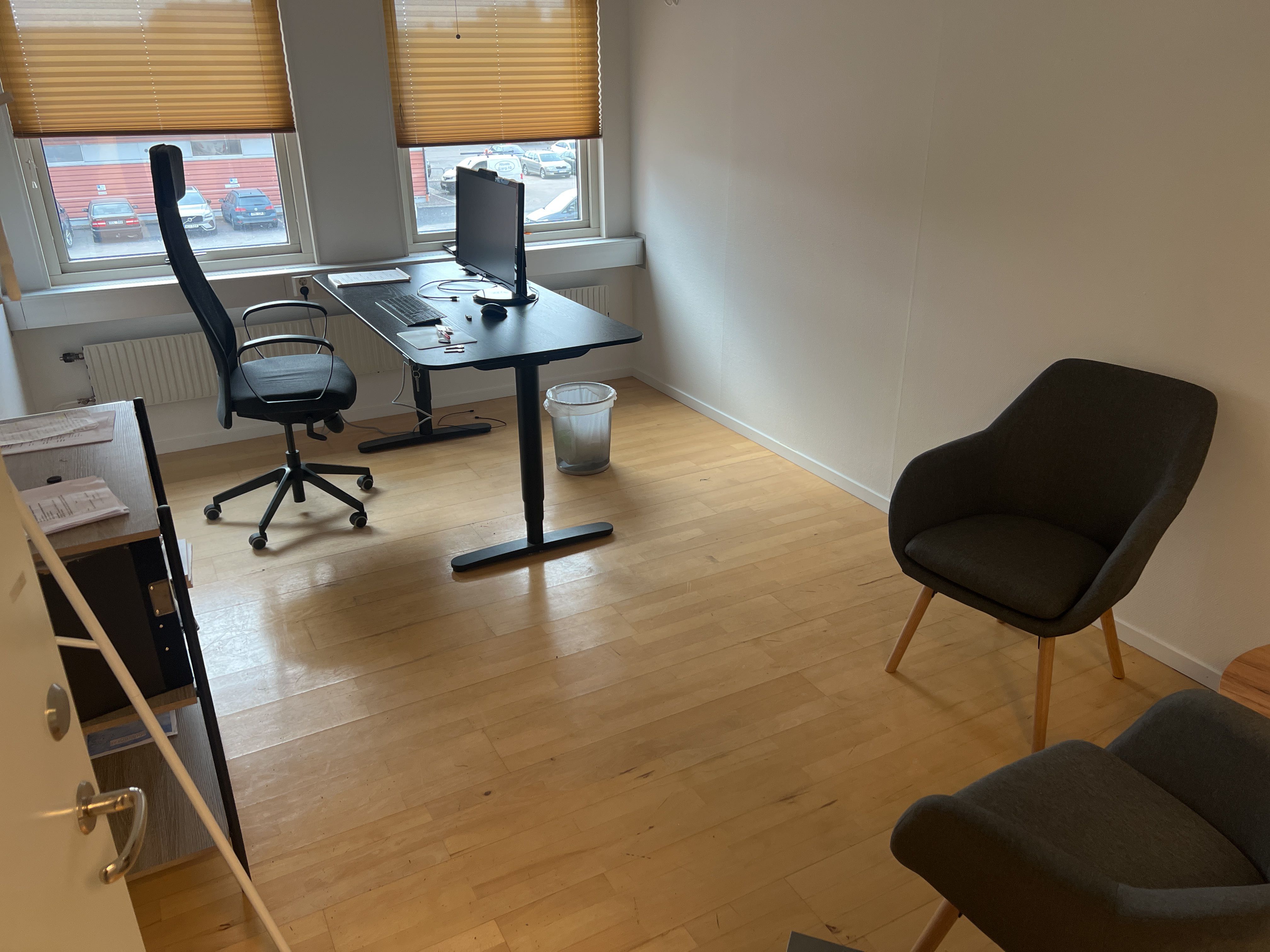 Office furniture with electric desk - PS Auction - We value the future ...