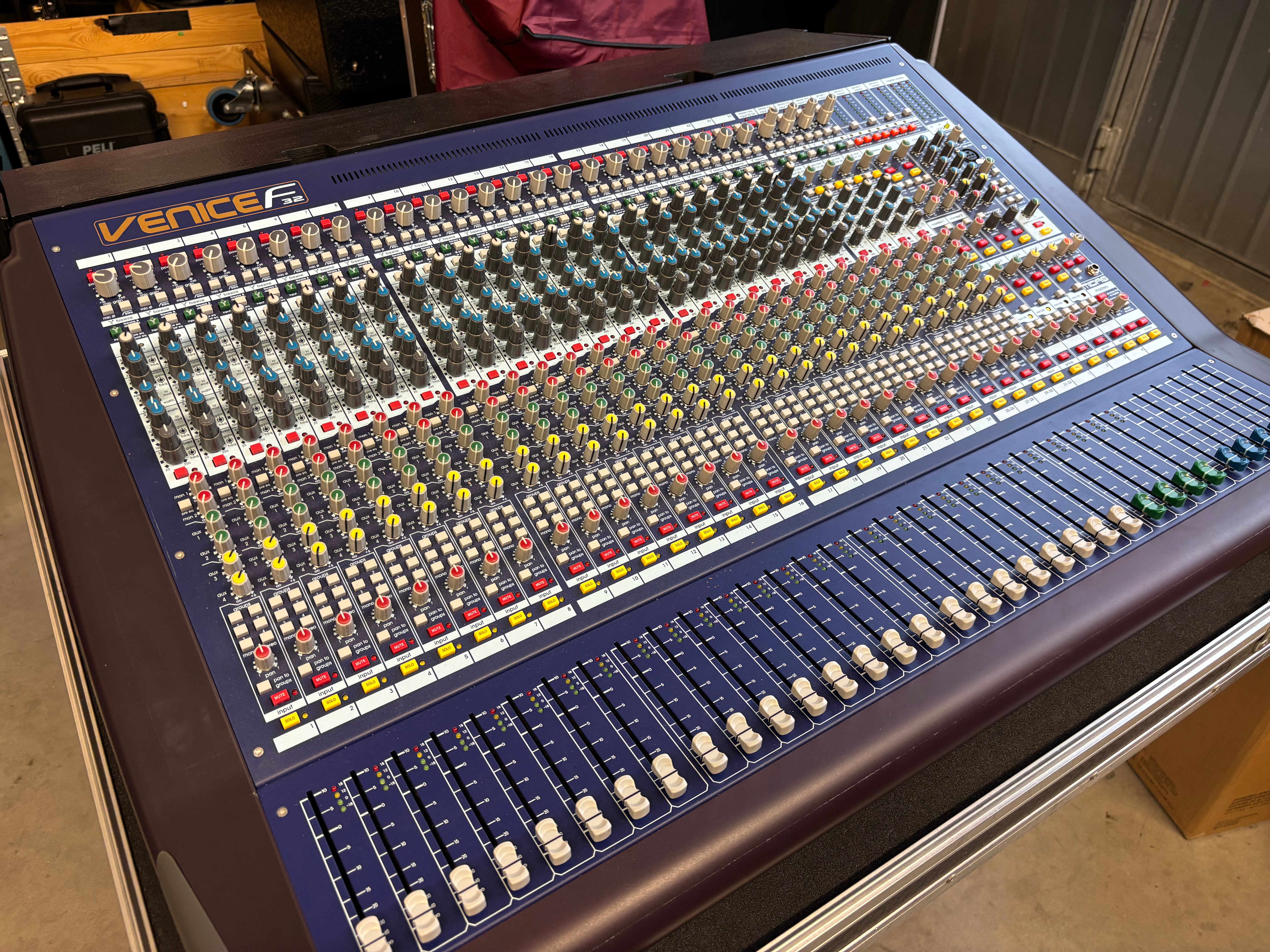 Analogue mixing console – Midas Venice F32 - PS Auction - We value