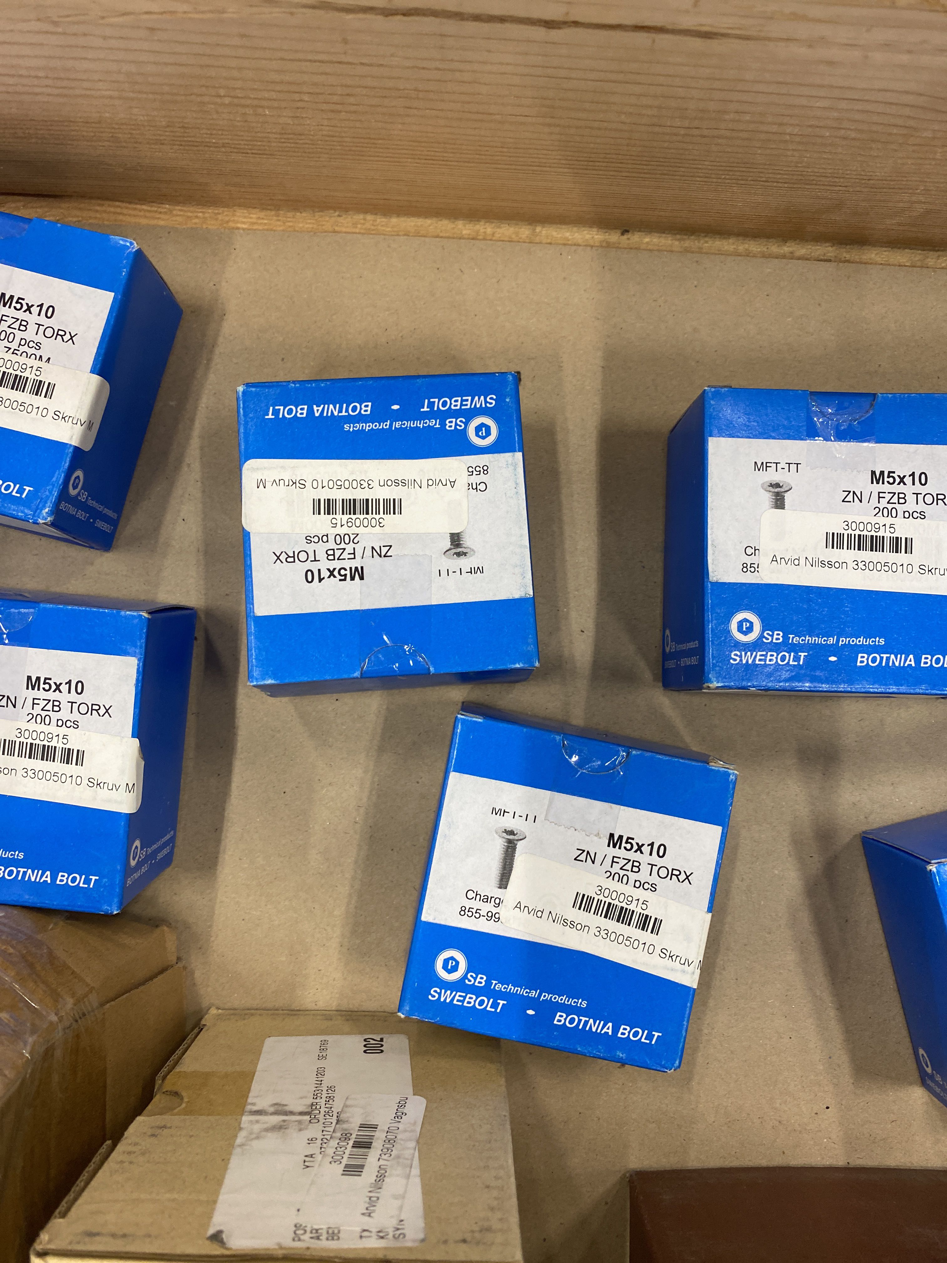 Assortment with screw and bolt etc PS Auction We value the future Largest in net auctions