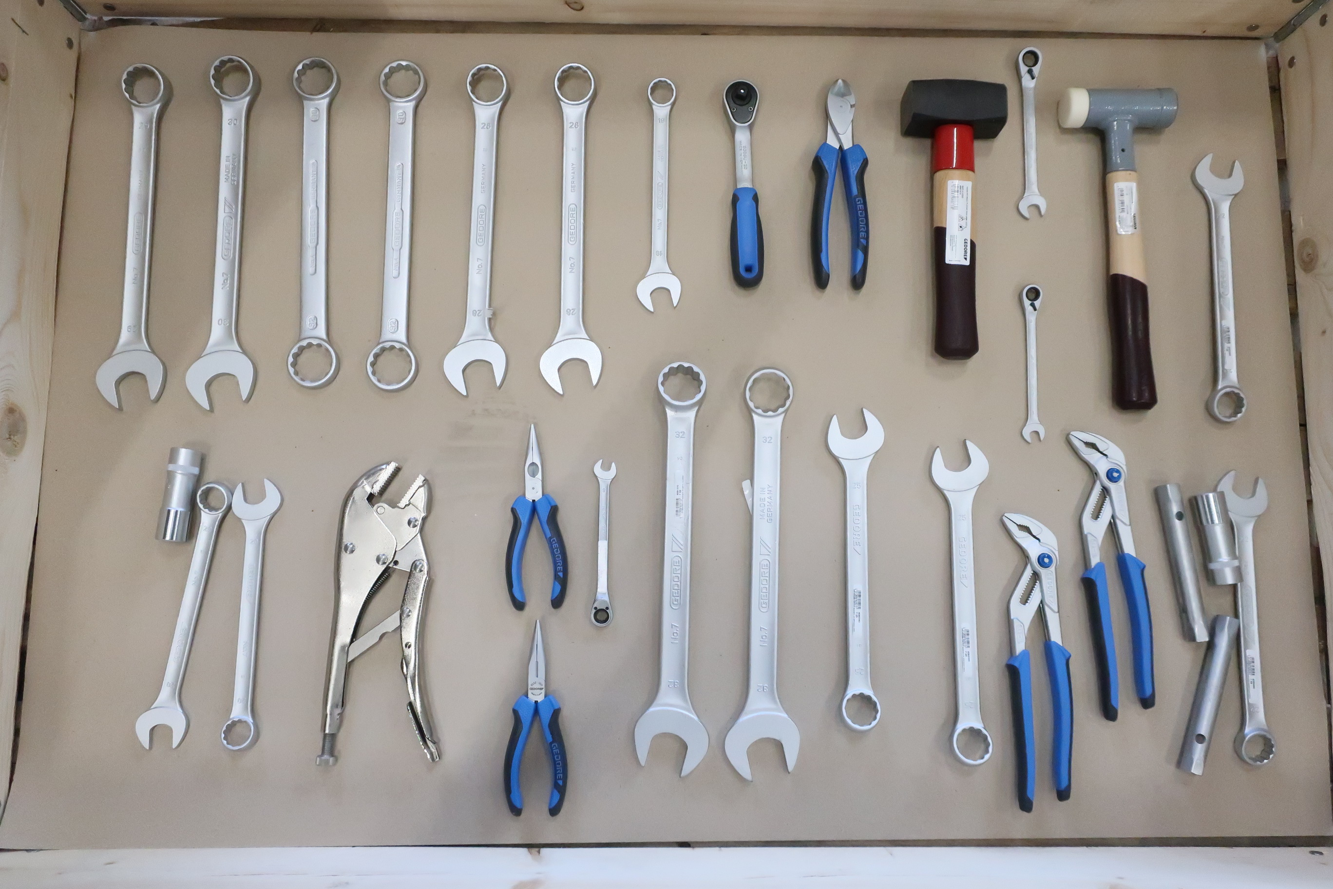 Assortment of tools (block keys, polygrip, shortcut) PS Auction We