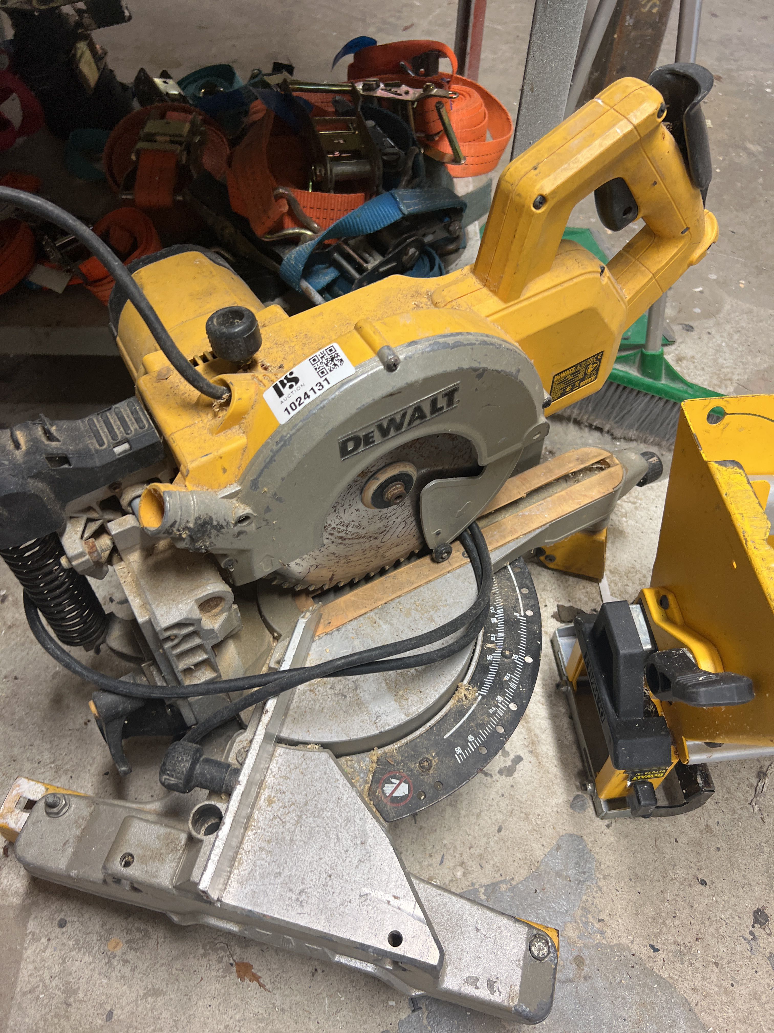 Cut & miter saw DeWalt with saw table PS Auction We value the