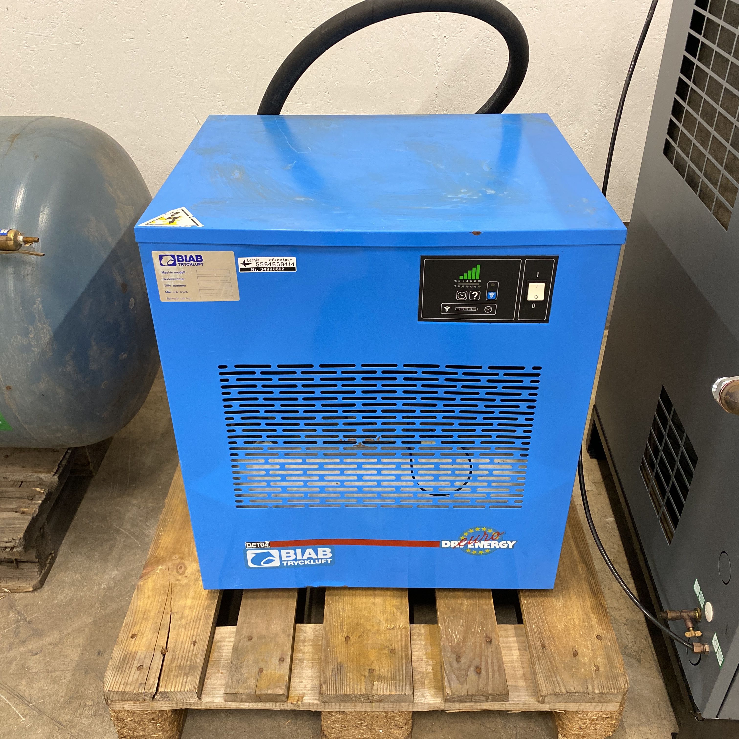 Screw compressor with refrigeration dryer and tank - PS Auction