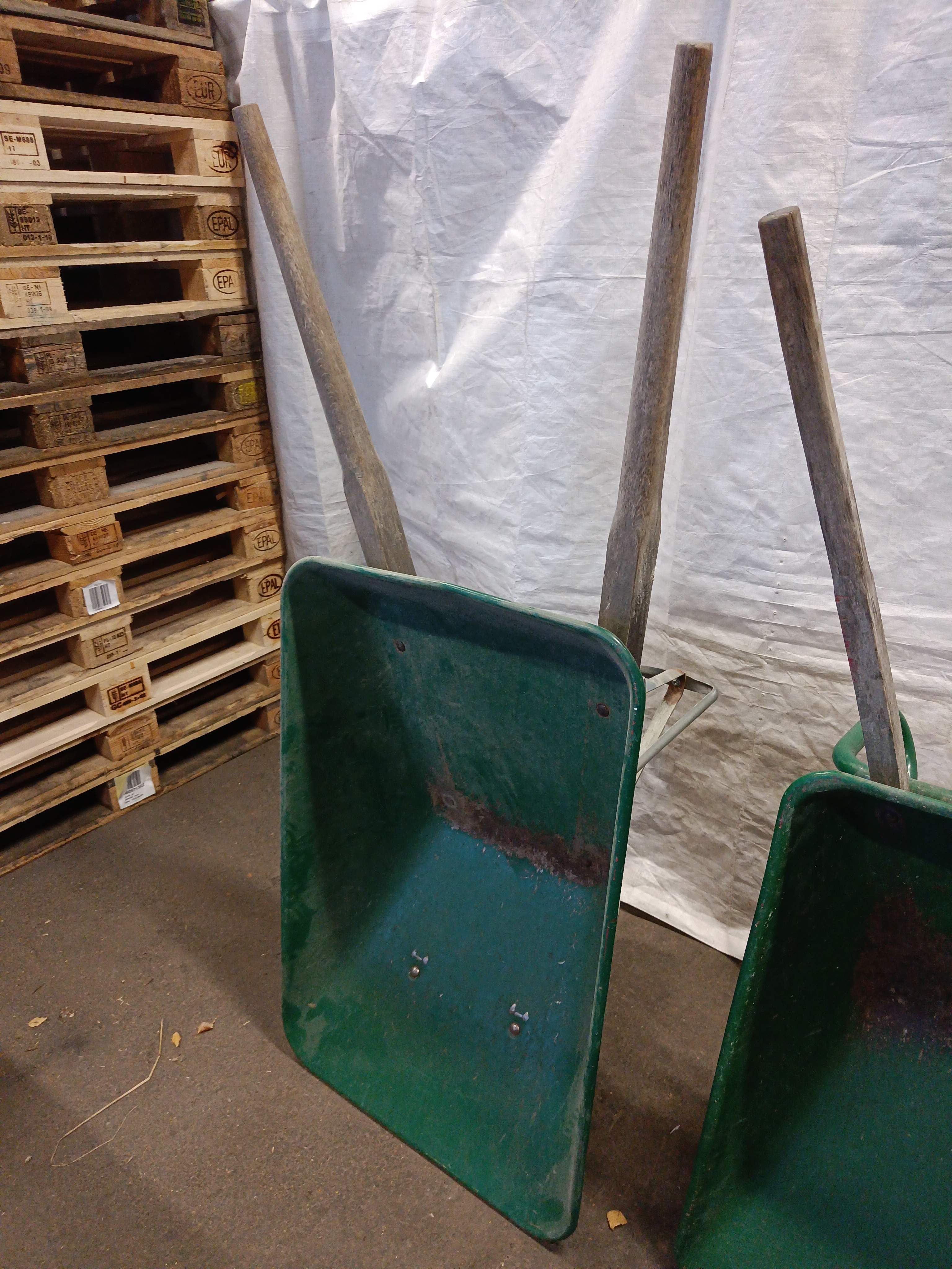 Two wheelbarrows PS Auction We value the future Largest in net