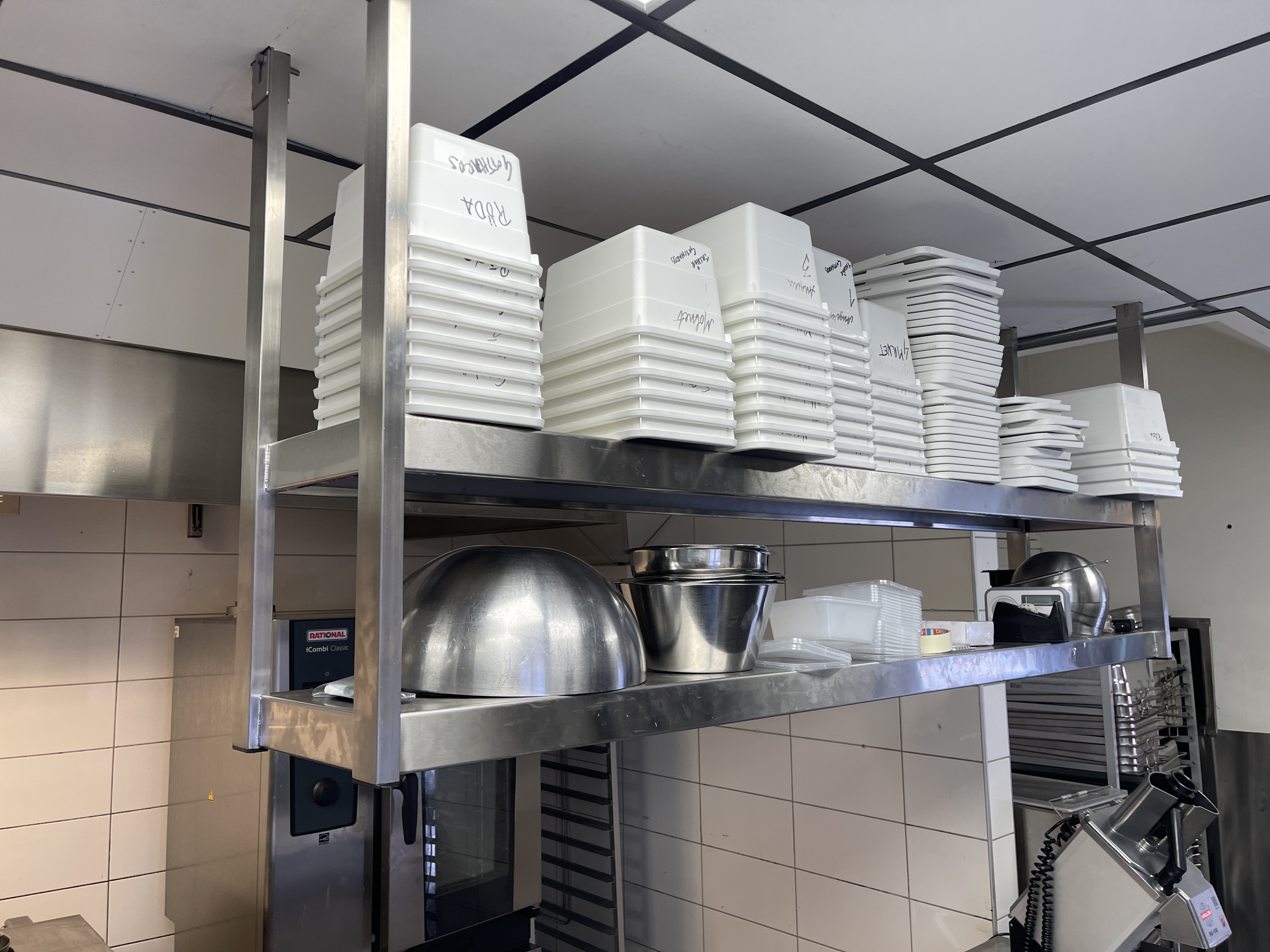 Ceiling-hung shelf approx. 200x30 cm in stainless steel. Purchased in ...