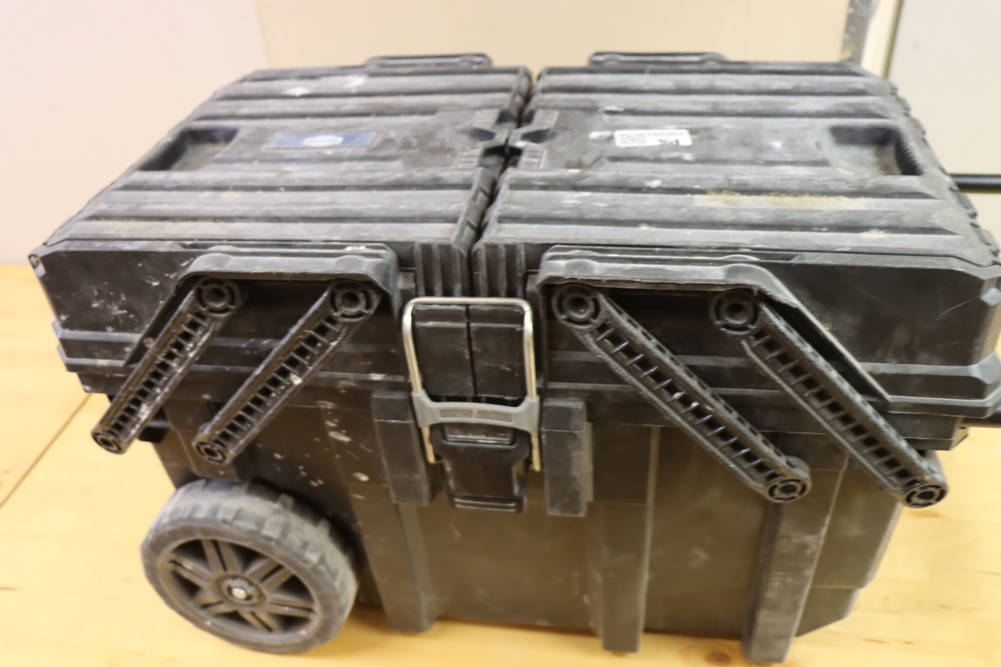 Toolbox on wheels Industrial PS Auction We value the future