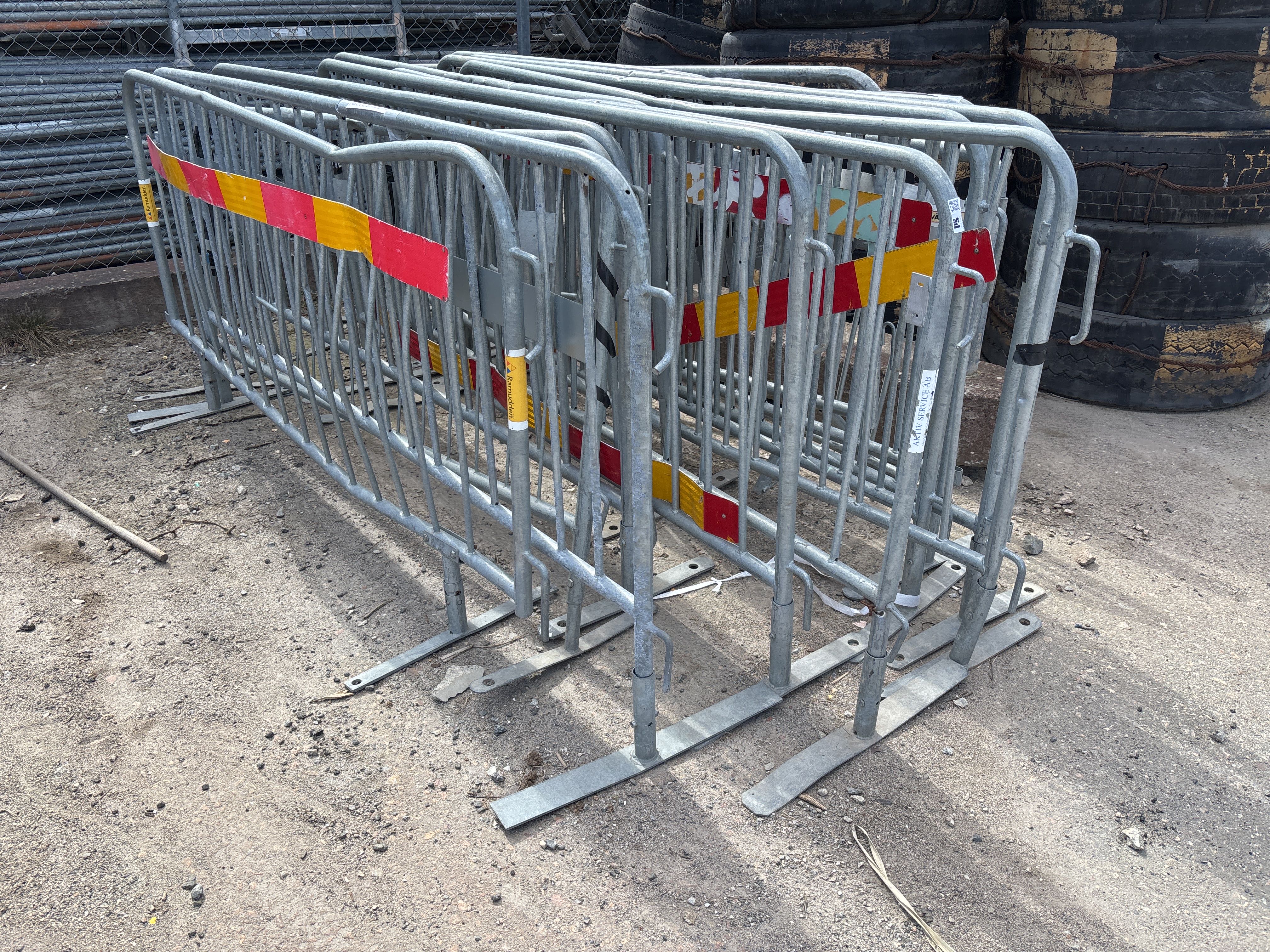 Barrier fence / riot fence 13 pcs - PS Auction - We value the future ...